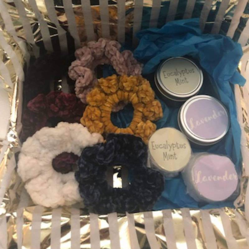 Selbst-Pflege Aromatherapie Spa Tag Geschenk-Box Mit 6 Jumbo Svelvet Scrunchies, 2 Soja-Kerzen Und Dusche Dampfer in Lavendel Eukalyptus Minze von Etsy - KTCraftsUS