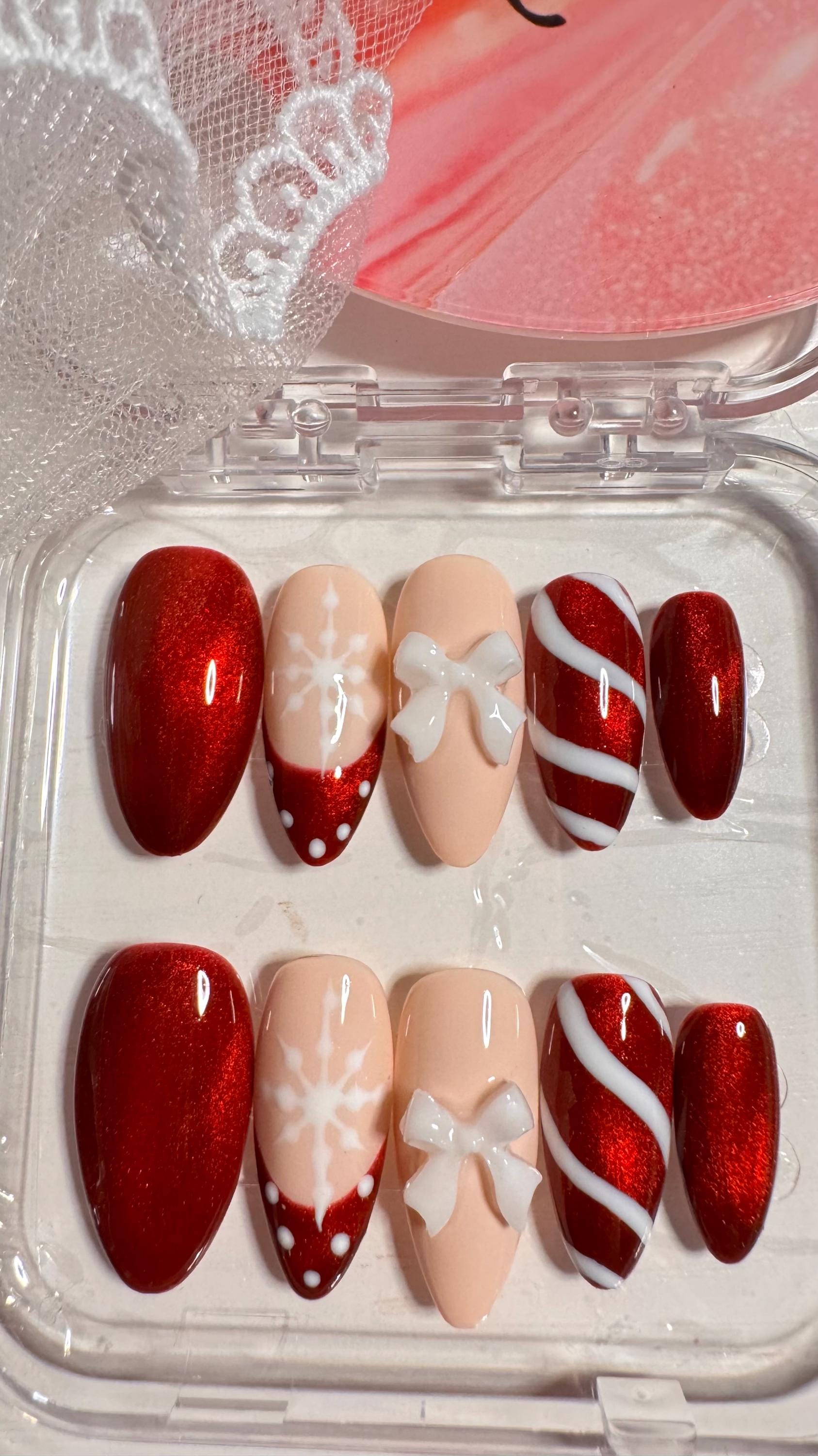 Almond Red Cat Eye Ribbon Christmas Press On Nails-Festive Holiday Sparkle Nail Set von Etsy - KUNSTMAMI
