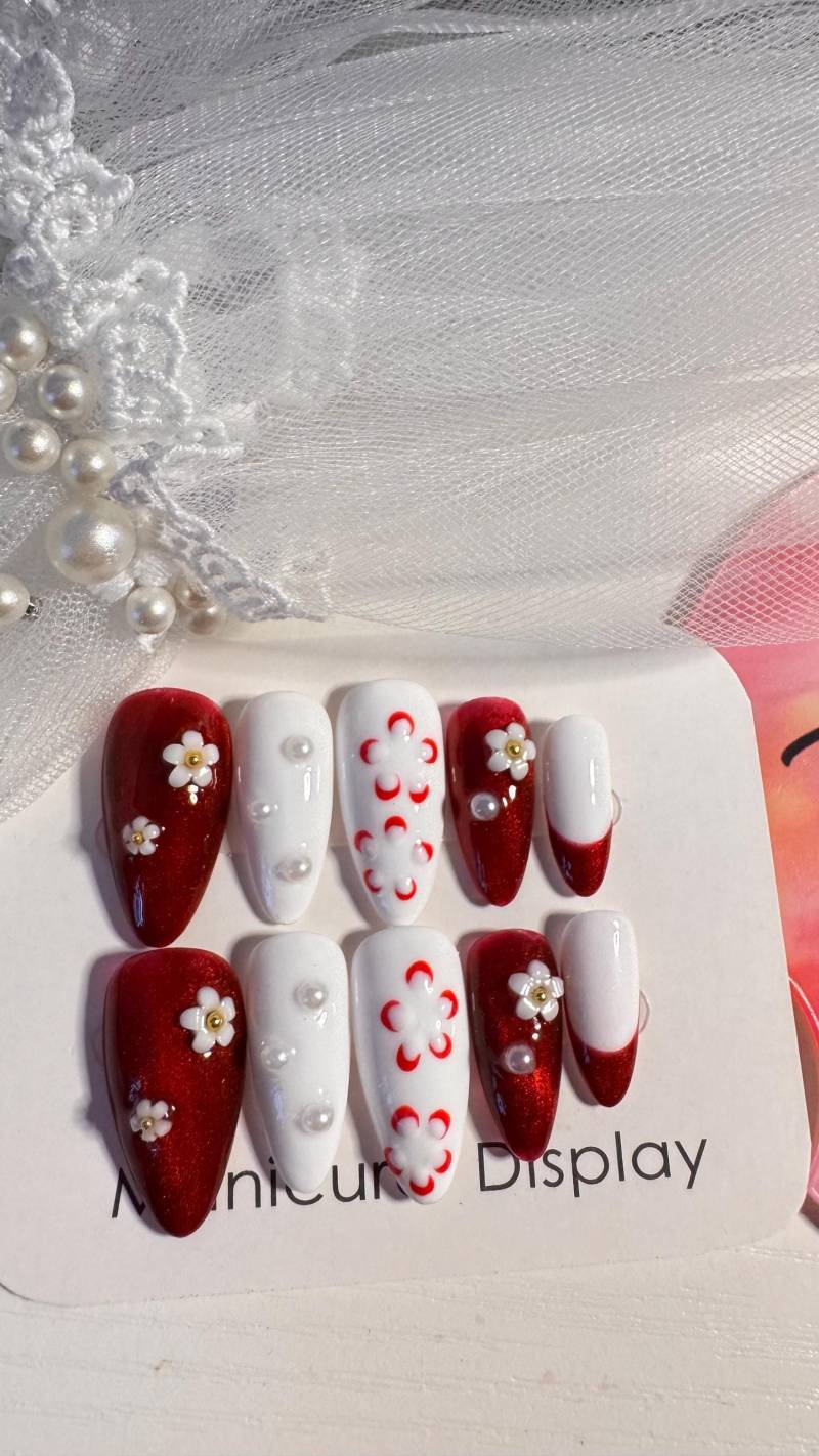 Cat Eye Press-On Nails With Charms, Flowers & Glitter-Long-Lasting, Handmade, Reusable Nail Sets von Etsy - KUNSTMAMI