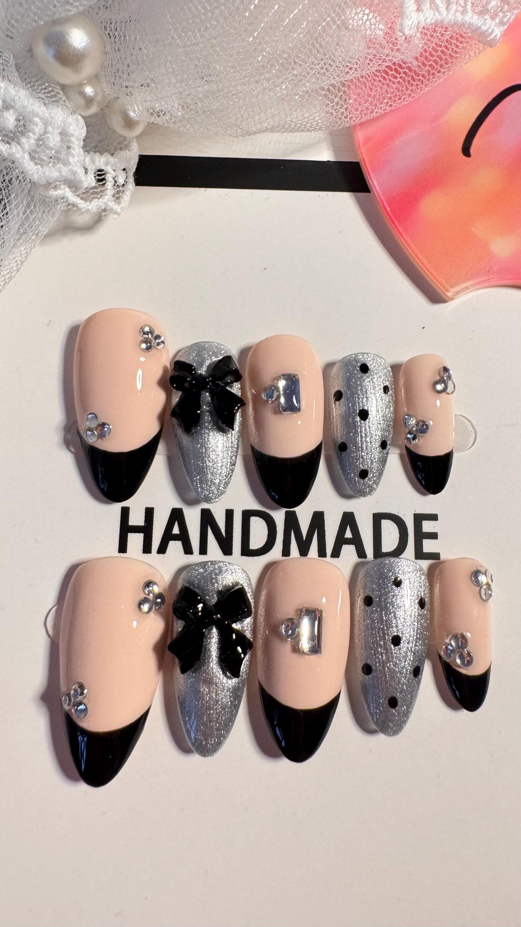 Chic Silver, Black & Beige Press-On Nail Set. Sparkle Charms & Rivbon Detail von Etsy - KUNSTMAMI