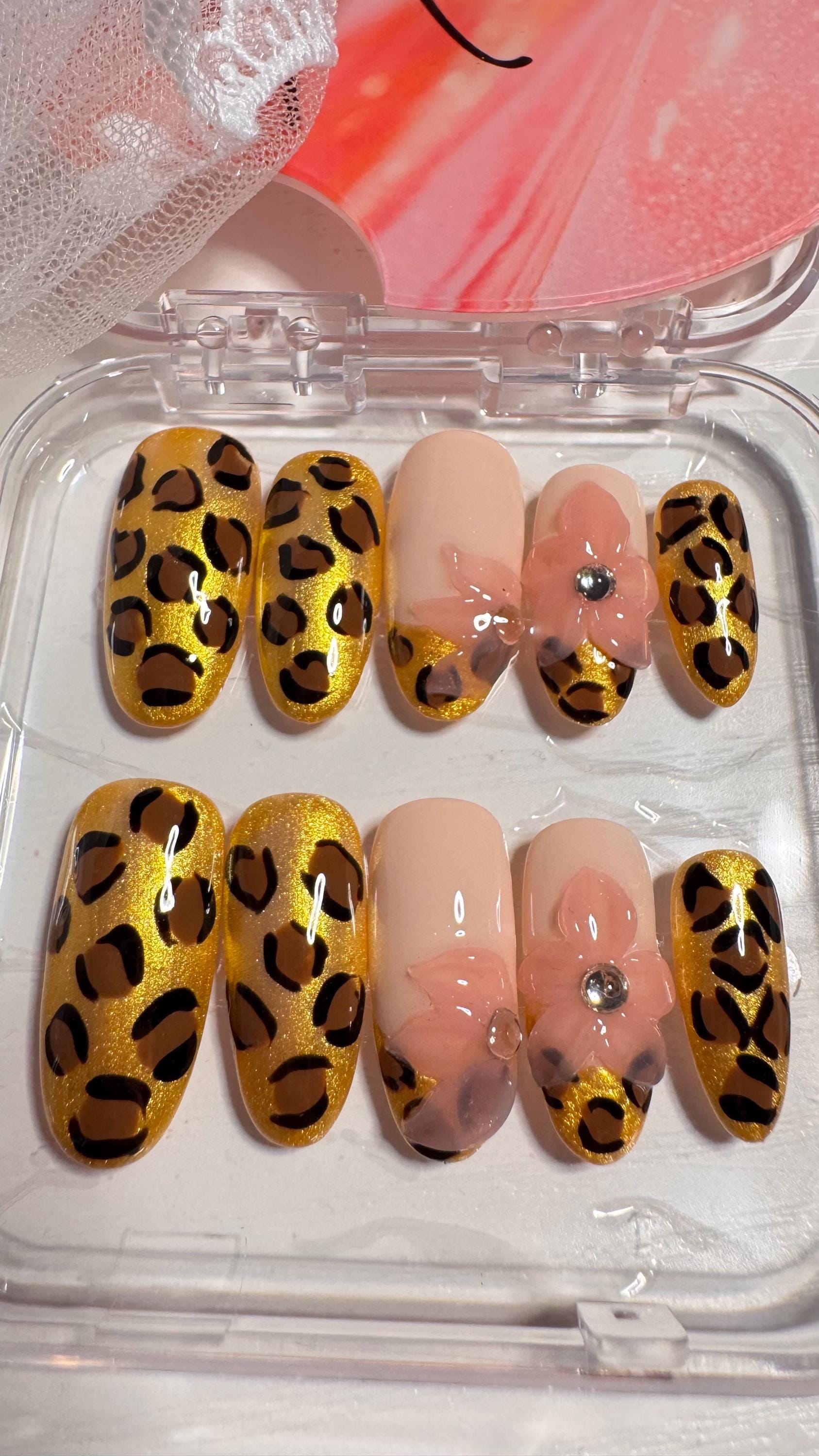 Leopard Gold 3D Flower Press On Nails| Handmade Glam Nail Set von Etsy - KUNSTMAMI