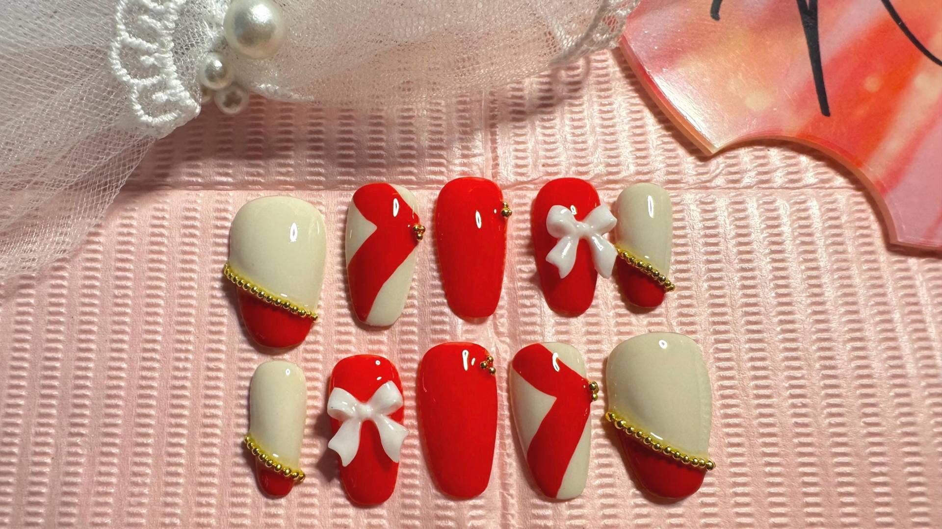 Romantic Red & Beige Press-On Nails For Valentine's Day With Gold Accents Romantic Red & Beige Press-On Nails For Valentine's Day With Gold Accents von Etsy - KUNSTMAMI