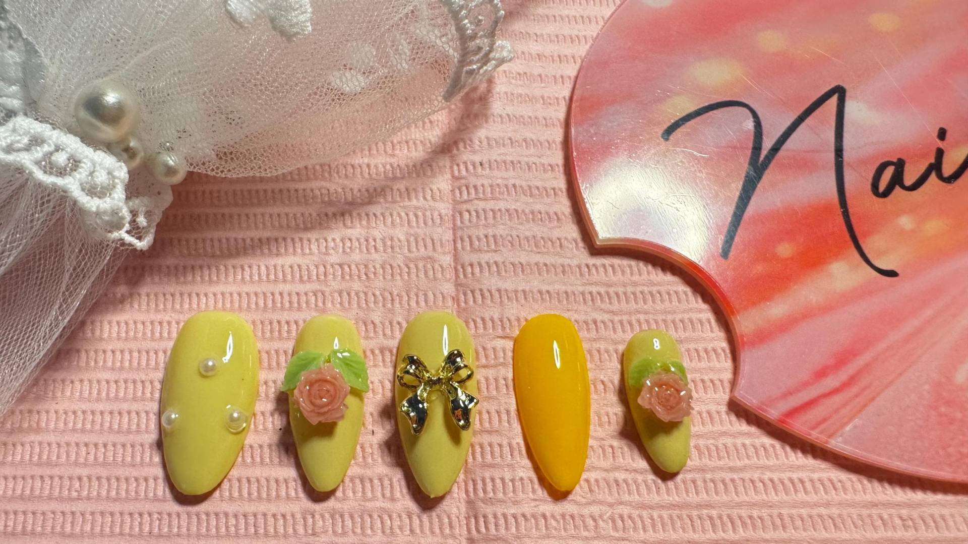 Spring Nail Set - Press-On, Yellow With Flowers & Ribbon, Medium Oval Spring Nail Set - Press-On, Yellow With Flowers & Ribbon, Medium Oval von Etsy - KUNSTMAMI