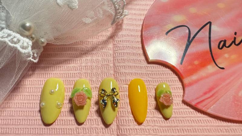 Spring Nail Set - Press-On, Yellow With Flowers & Ribbon, Medium Oval von Etsy - KUNSTMAMI