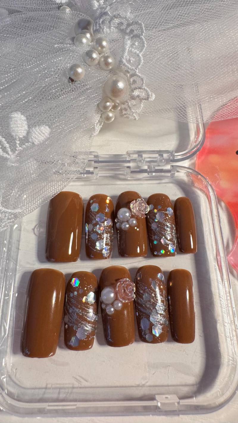 Square Press-On Nails| Flower Charm| Pearl Beads| Coffee Color Glittery Nails von Etsy - KUNSTMAMI