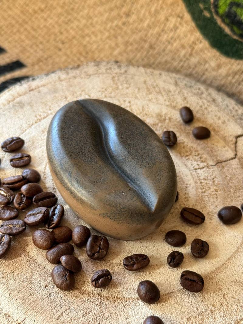 Kaffeeseife in Bohnenform - Handgemachte Peelingseife Mit Kaffeesatz | Vegane Seife Plastikfrei Geschenkidee Für Coffee Lovers von Etsy - KaffeeLiebeHandmade