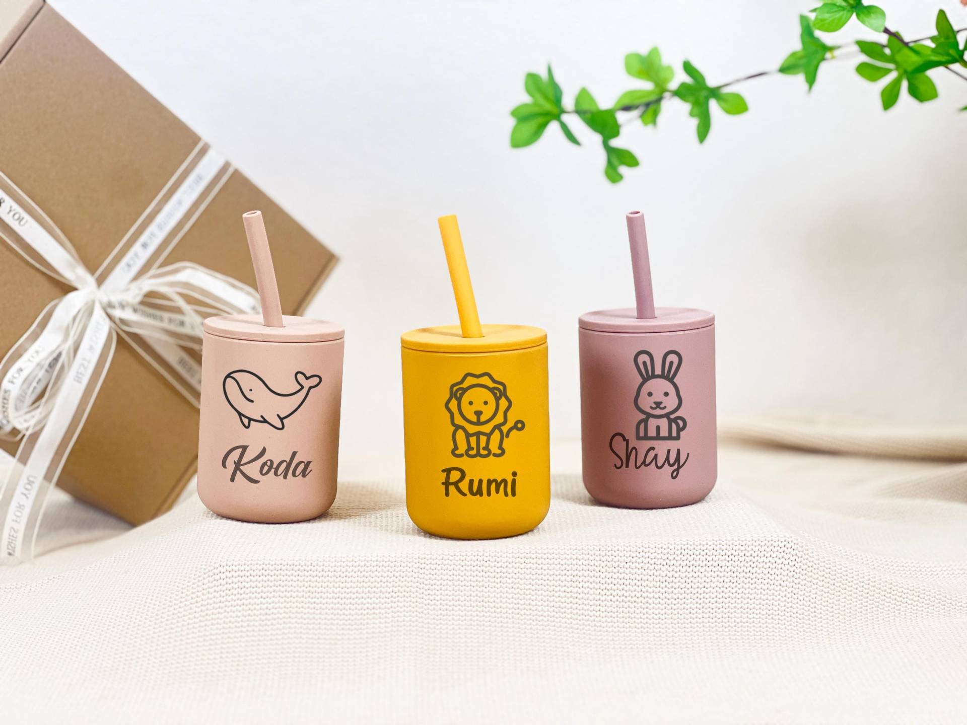 Personalisierte Silikon-Kleinkindtasse - Gravur, Auslaufsicherer Schnabelbecher Mit Strohhalm, Individueller Baby-Namensbecher, Trainingsbecher von Etsy - KarinasVonKarin