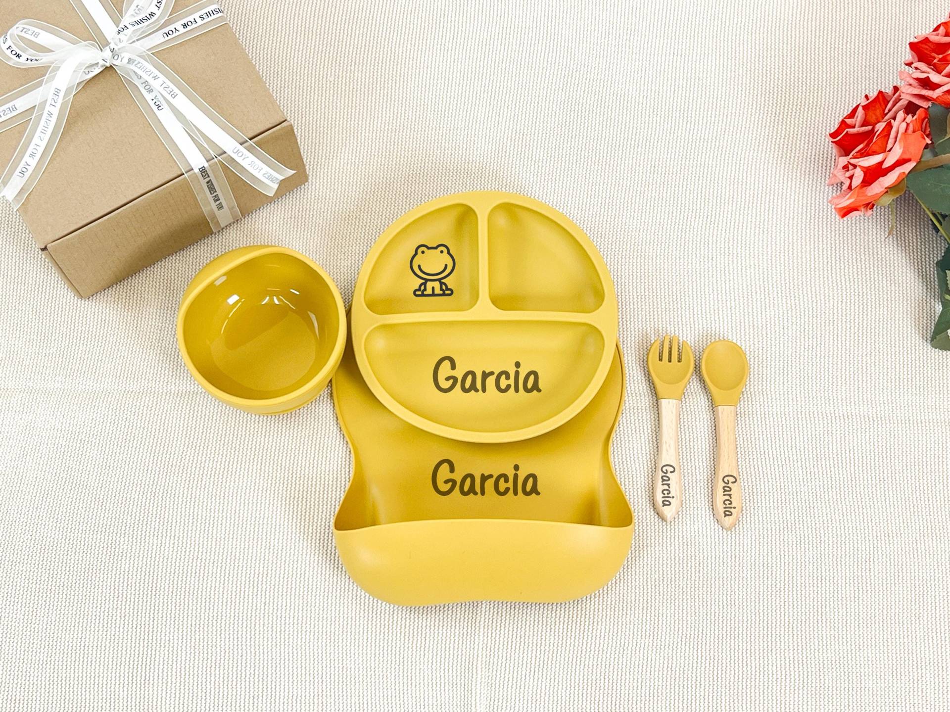 Personalisiertes Baby Stillset - 5-Teiliges Silikon-Set Mit Namen, Graviertem Lätzchen Und Schüssel, Perfektes Weaning-Geschenk Für Babypartys Personalisiertes Baby Stillset - 5-Teiliges Silikon-Set Mit Namen, Graviertem Lätzchen Und Schüssel, Perfektes Weaning-Geschenk Für Babypartys von Etsy - KarinasVonKarin