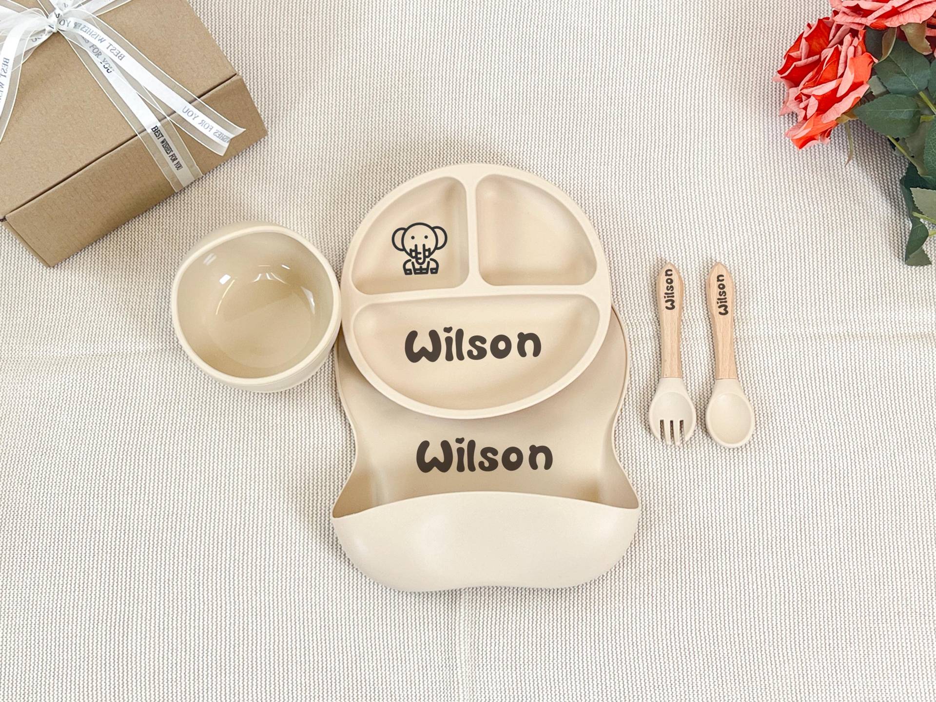 Personalisiertes Kleinkind-Entwöhnungsset - 5-Teiliges Silikon-Babygeschenk Mit Eingraviertem Namen, Niedlichem Cartoon-Lätzchen Und Schüssel von Etsy - KarinasVonKarin