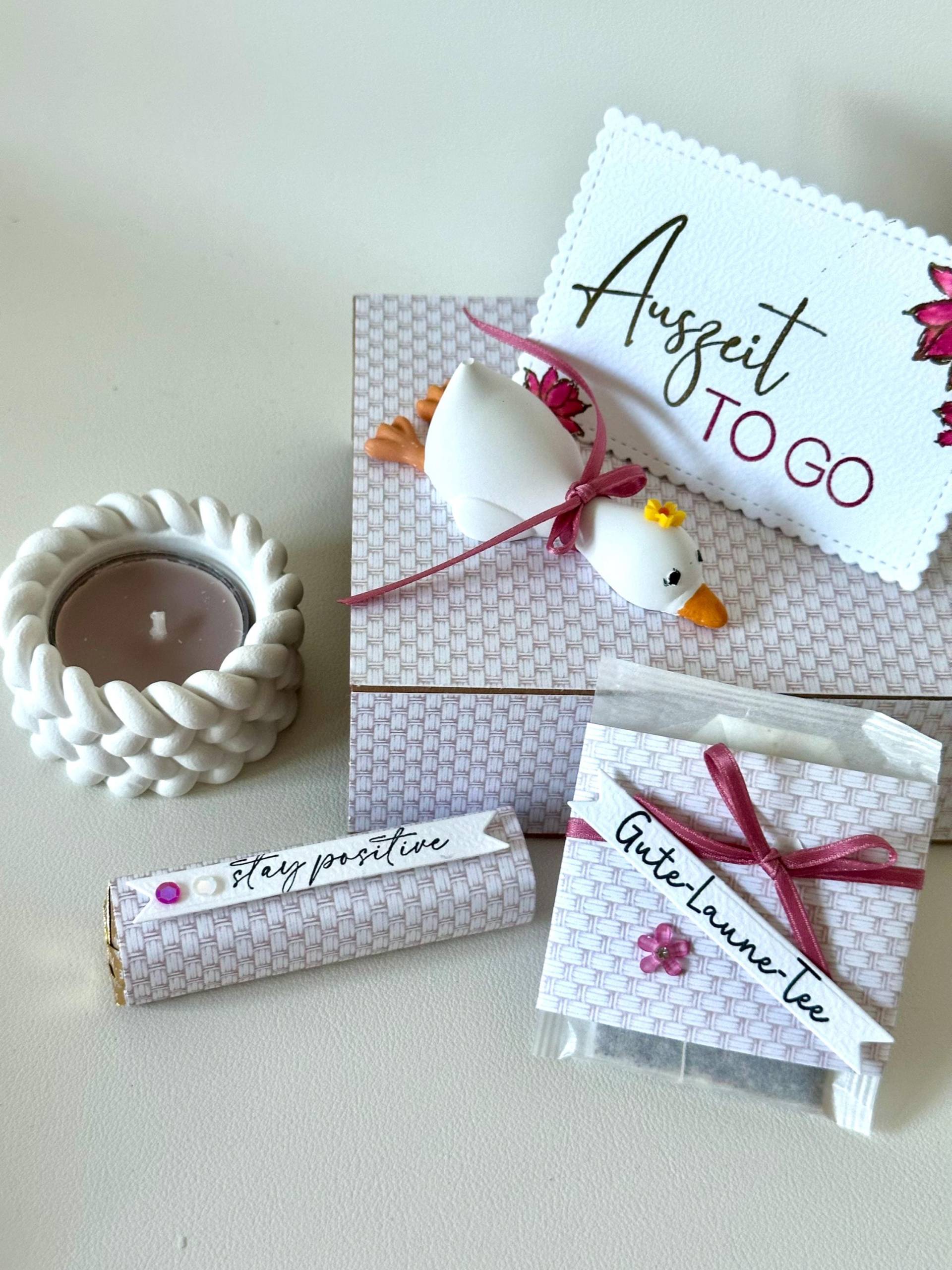 Auszeit To Go Geschenkbox - Handgemachte Wellnessbox Mit Tee, Kerze, Bad & Süßem Geschenk Für Frauen, Kollegin Oder Erzieherin Mama Auszeit To Go Geschenkbox - Handgemachte Wellnessbox Mit Tee, Kerze, Bad & Süßem Geschenk Für Frauen, Kollegin Oder Erzieherin Mama von Etsy - KathisPapierkunst