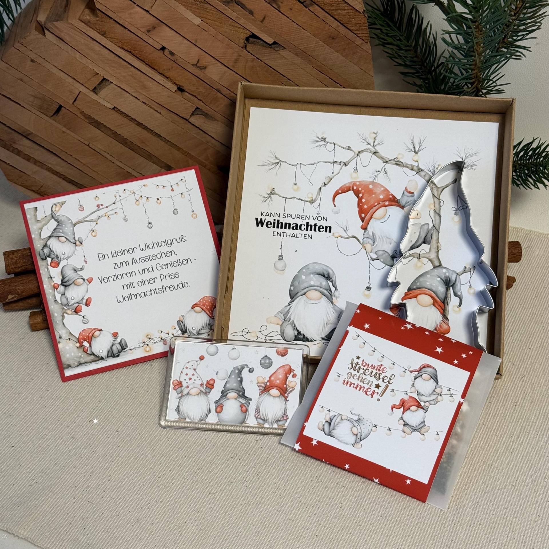 Braune Geschenkbox Mit Wichtelmotiv - Handarbeit Ausstecher, Magnet Und Streuseln Wintergeschenk & Mitbringsel Braune Geschenkbox Mit Wichtelmotiv - Handarbeit Ausstecher, Magnet Und Streuseln Wintergeschenk & Mitbringsel von Etsy - KathisPapierkunst