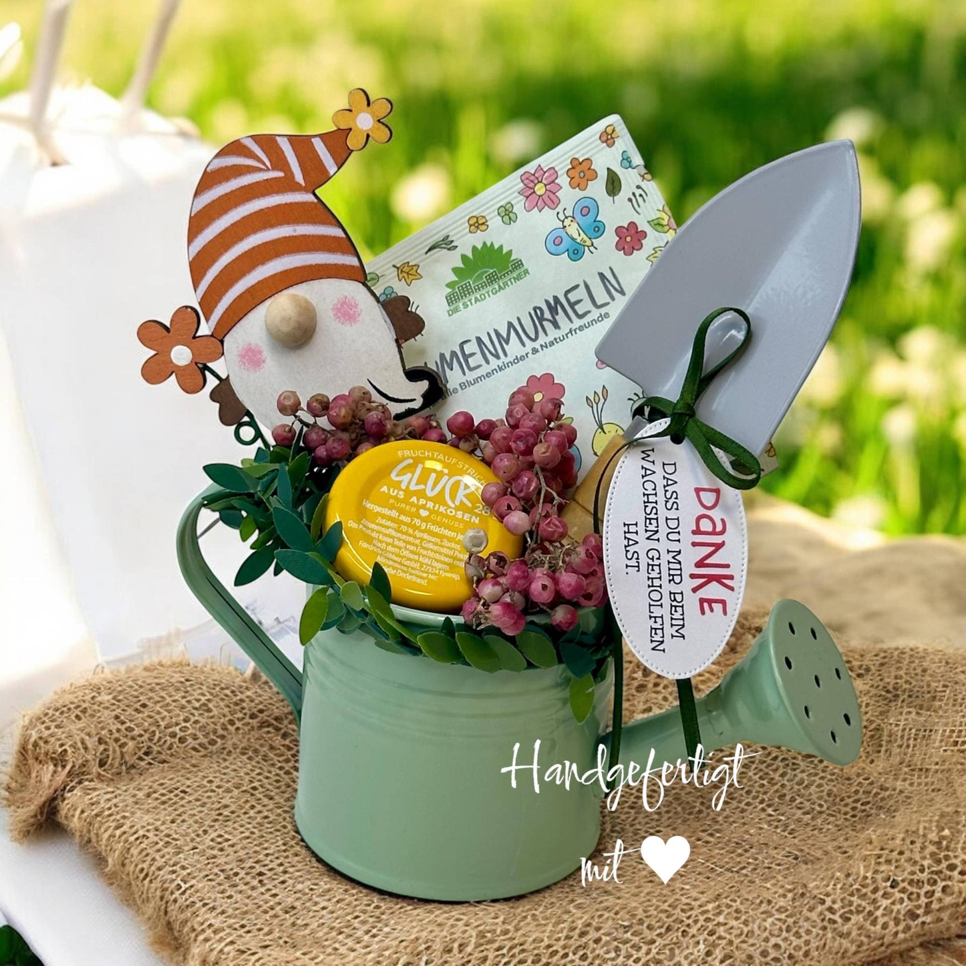 Gefüllte Gießkanne Als Dankeschön Für Lehrerinnen & Erzieherinnen - Geschenkset Mit Saatkugeln, Marmelade Und Garten-Deko Gefüllte Gießkanne Als Dankeschön Für Lehrerinnen & Erzieherinnen - Geschenkset Mit Saatkugeln, Marmelade Und Garten-Deko von Etsy - KathisPapierkunst