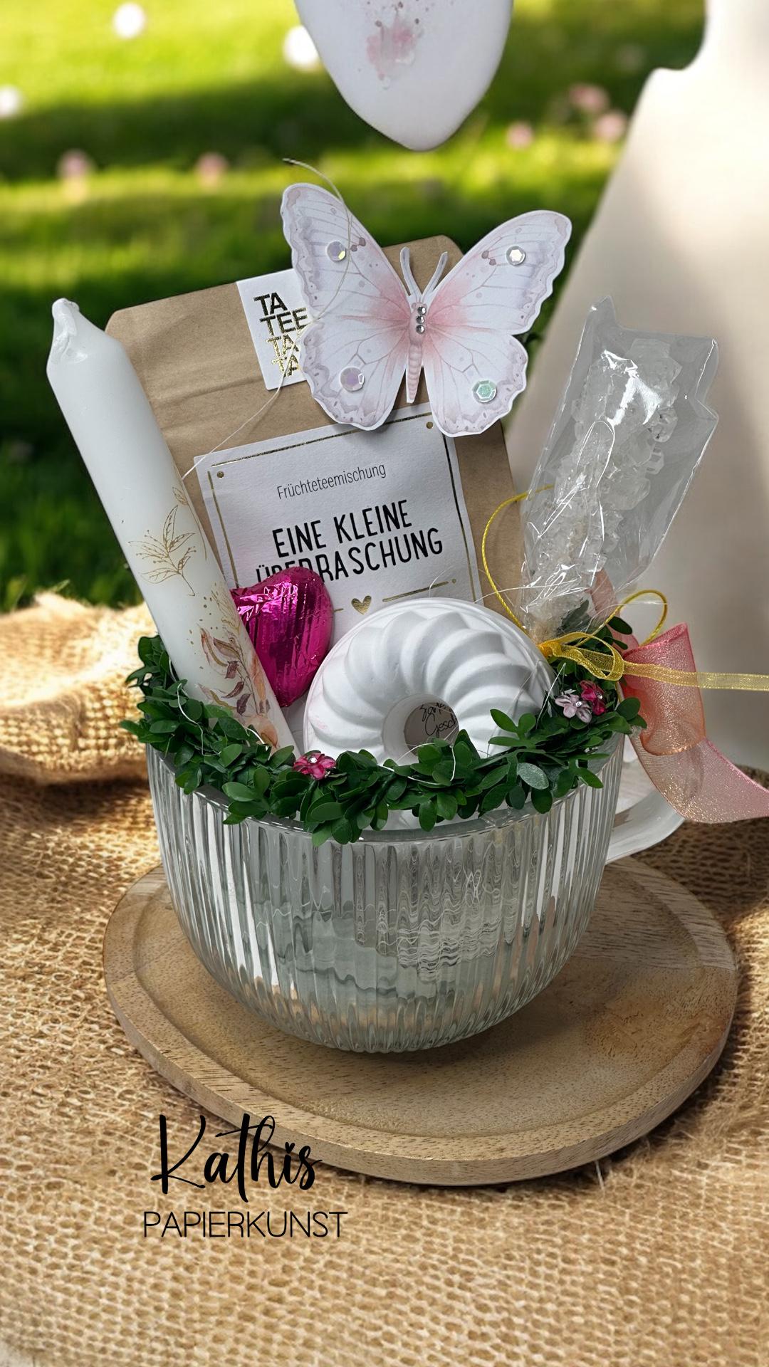 Geschenkset in Glastasse Mit Tee, Kerze, Zuckerstick Und Gips-Gugelhupf Auf Holztablett - Liebevoll Verpackt & Dekoriert Geschenkset in Glastasse Mit Tee, Kerze, Zuckerstick Und Gips-Gugelhupf Auf Holztablett - Liebevoll Verpackt & Dekoriert von Etsy - KathisPapierkunst