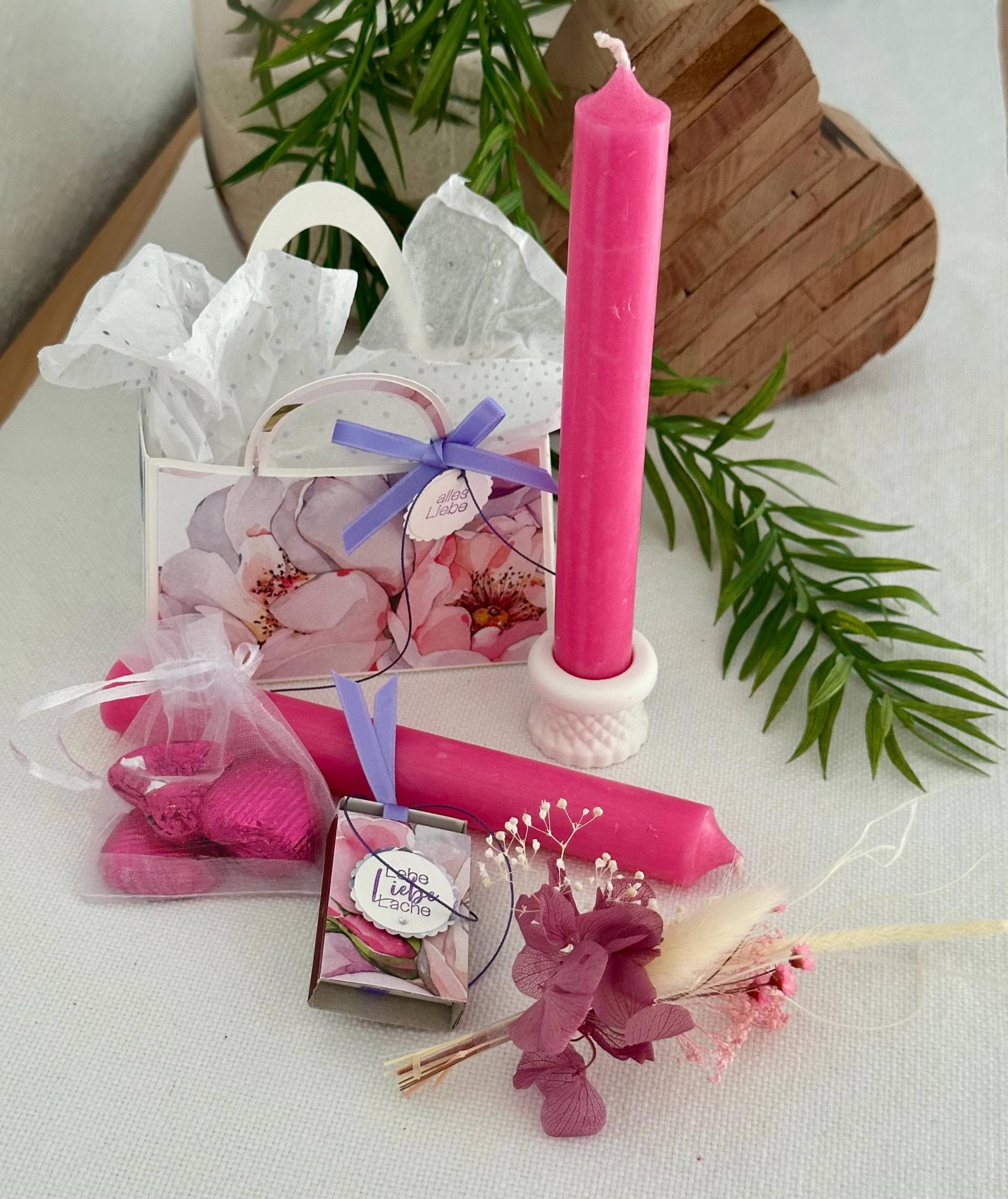Geschenktasche Mit Kerzen, Zündhölzern, Schokoherzen & Kerzenhalter - Handgemacht Und Liebevoll Dekoriert Geschenktasche Mit Kerzen, Zündhölzern, Schokoherzen & Kerzenhalter - Handgemacht Und Liebevoll Dekoriert von Etsy - KathisPapierkunst