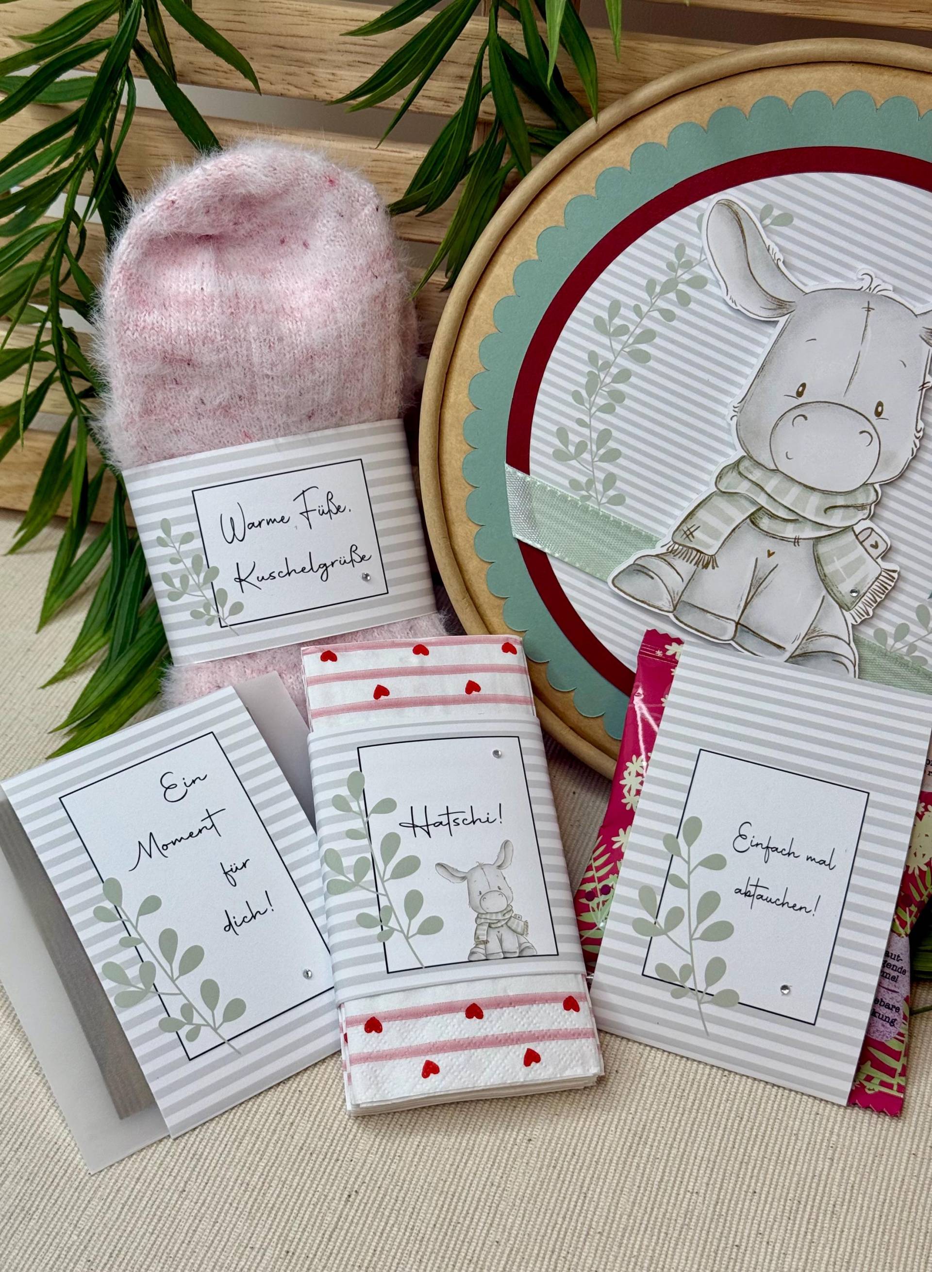 Gute-Besserung-Box | Geschenkbox Winter Eselchen Handgemachtes Genesungsgeschenk Mit Socken, Tee, Schaumbad & Taschentüchern Gute-Besserung-Box | Geschenkbox Winter Eselchen Handgemachtes Genesungsgeschenk Mit Socken, Tee, Schaumbad & Taschentüchern von Etsy - KathisPapierkunst