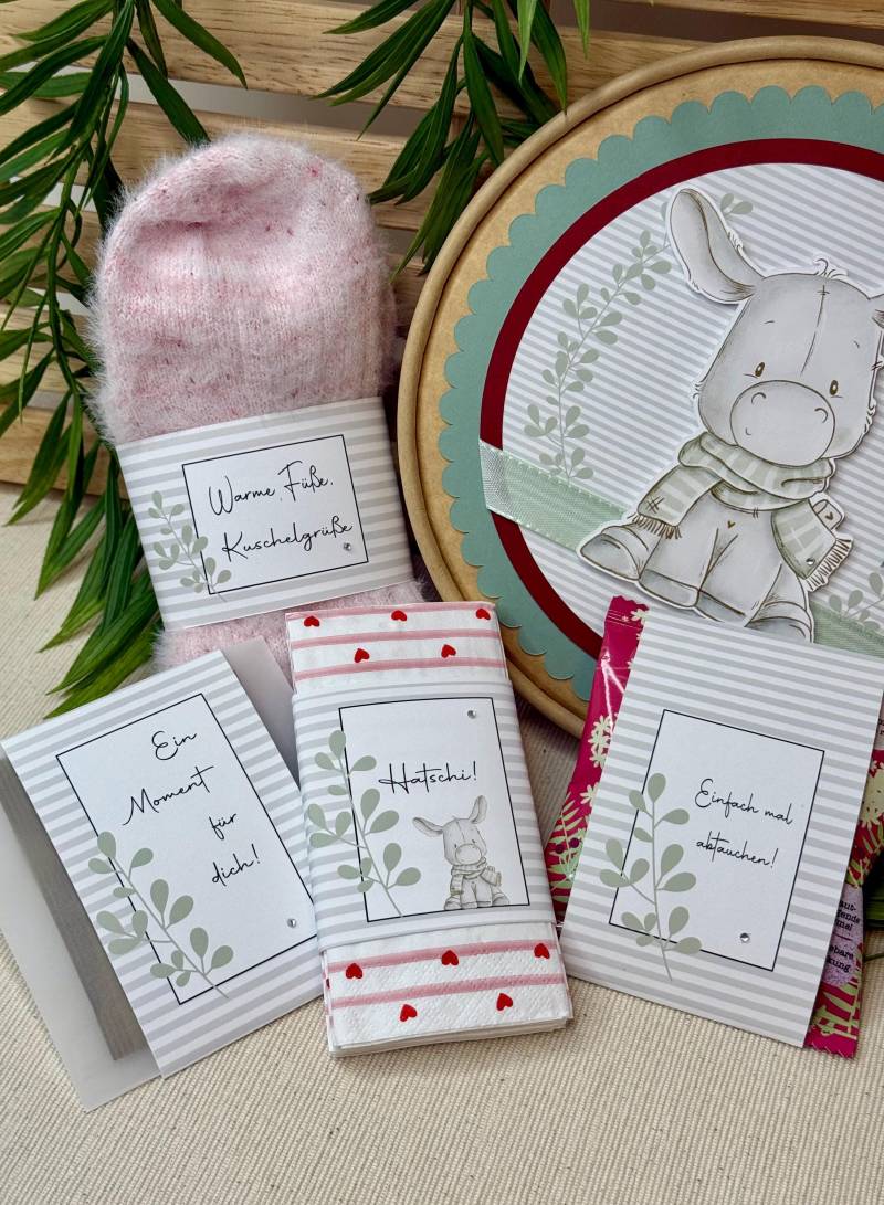 Gute-Besserung-Box | Geschenkbox Winter Eselchen Handgemachtes Genesungsgeschenk Mit Socken, Tee, Schaumbad & Taschentüchern von Etsy - KathisPapierkunst