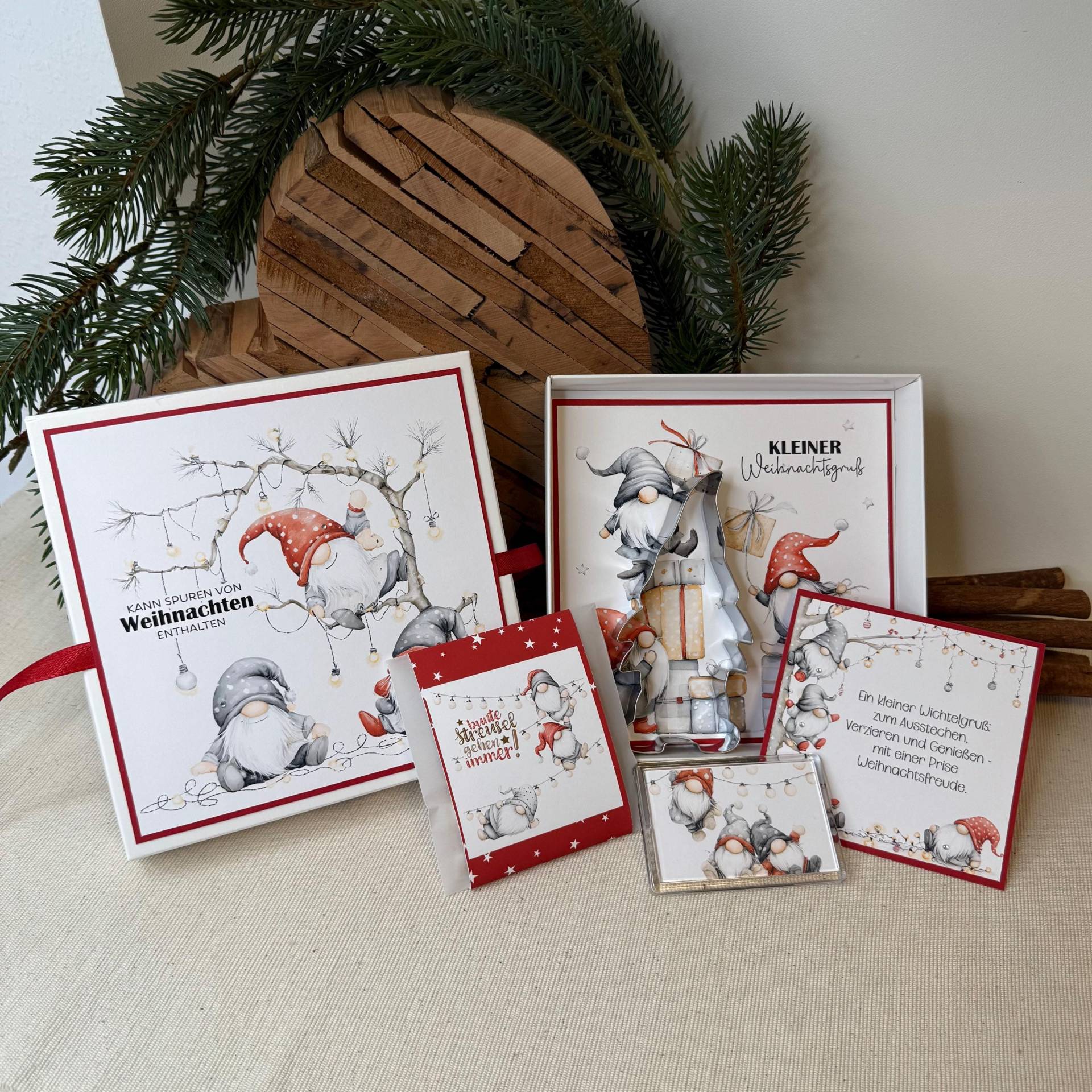 Handgefertigte Weihnachtsbox 16x16x3 cm Mit Wichtelmotiv, Ausstecher, Streuseln & Magnet - Perfekt Als Geschenkidee Handgefertigte Weihnachtsbox 16x16x3 cm Mit Wichtelmotiv, Ausstecher, Streuseln & Magnet - Perfekt Als Geschenkidee von Etsy - KathisPapierkunst
