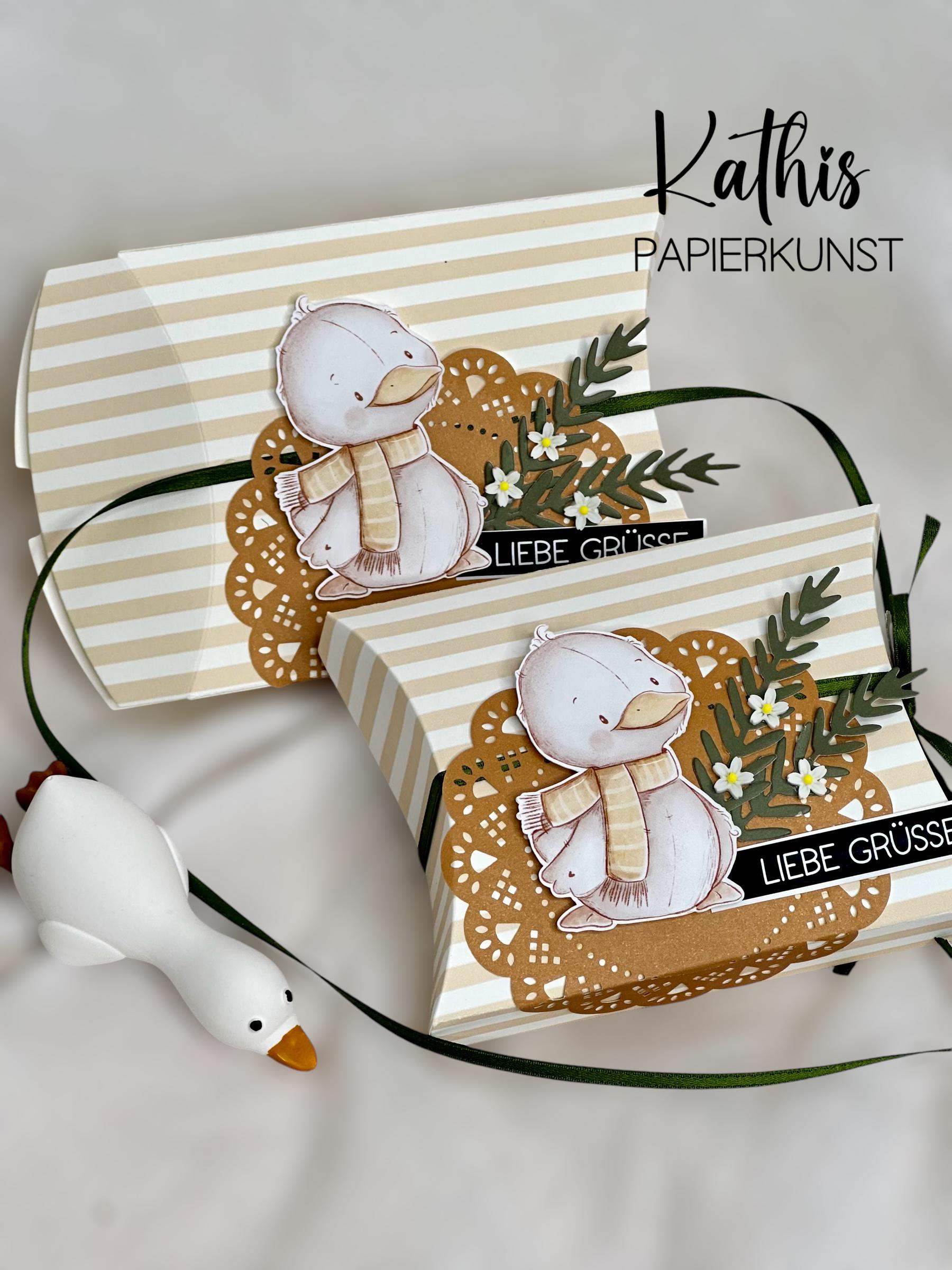 Handgefertigtes Geschenkset Mit Kissenbox Und Handgegossenem Entchen - Liebevoll Verpackt Mitbringsel Zum Valentinstag Kleinigkeit Handgefertigtes Geschenkset Mit Kissenbox Und Handgegossenem Entchen - Liebevoll Verpackt Mitbringsel Zum Valentinstag Kleinigkeit von Etsy - KathisPapierkunst
