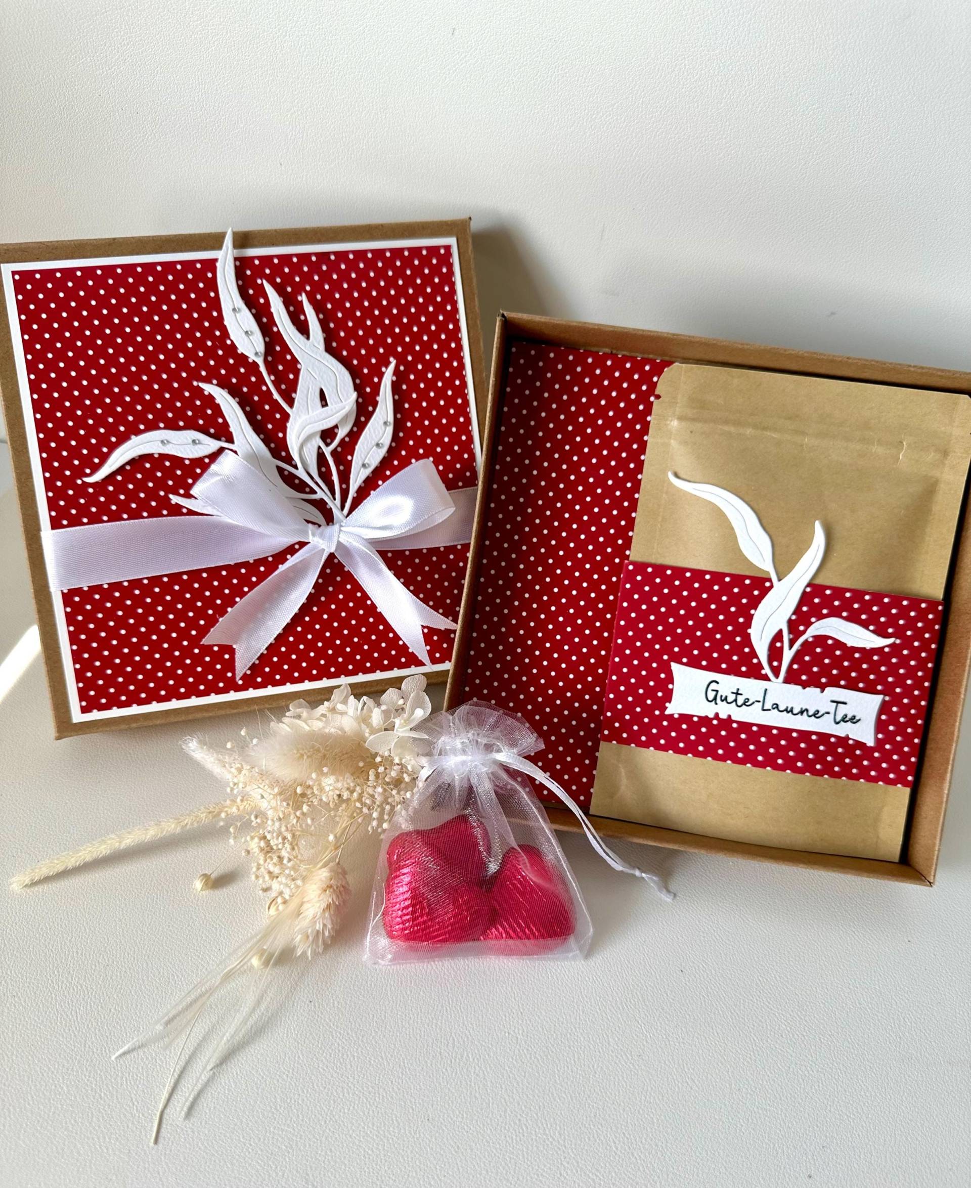Handgemachte Geschenkbox Mit Gute-Laune-Tee, Trockenblumen & Schokoherzen - Liebevolle Aufmerksamkeit, Gutscheinverpackung Handgemachte Geschenkbox Mit Gute-Laune-Tee, Trockenblumen & Schokoherzen - Liebevolle Aufmerksamkeit, Gutscheinverpackung von Etsy - KathisPapierkunst