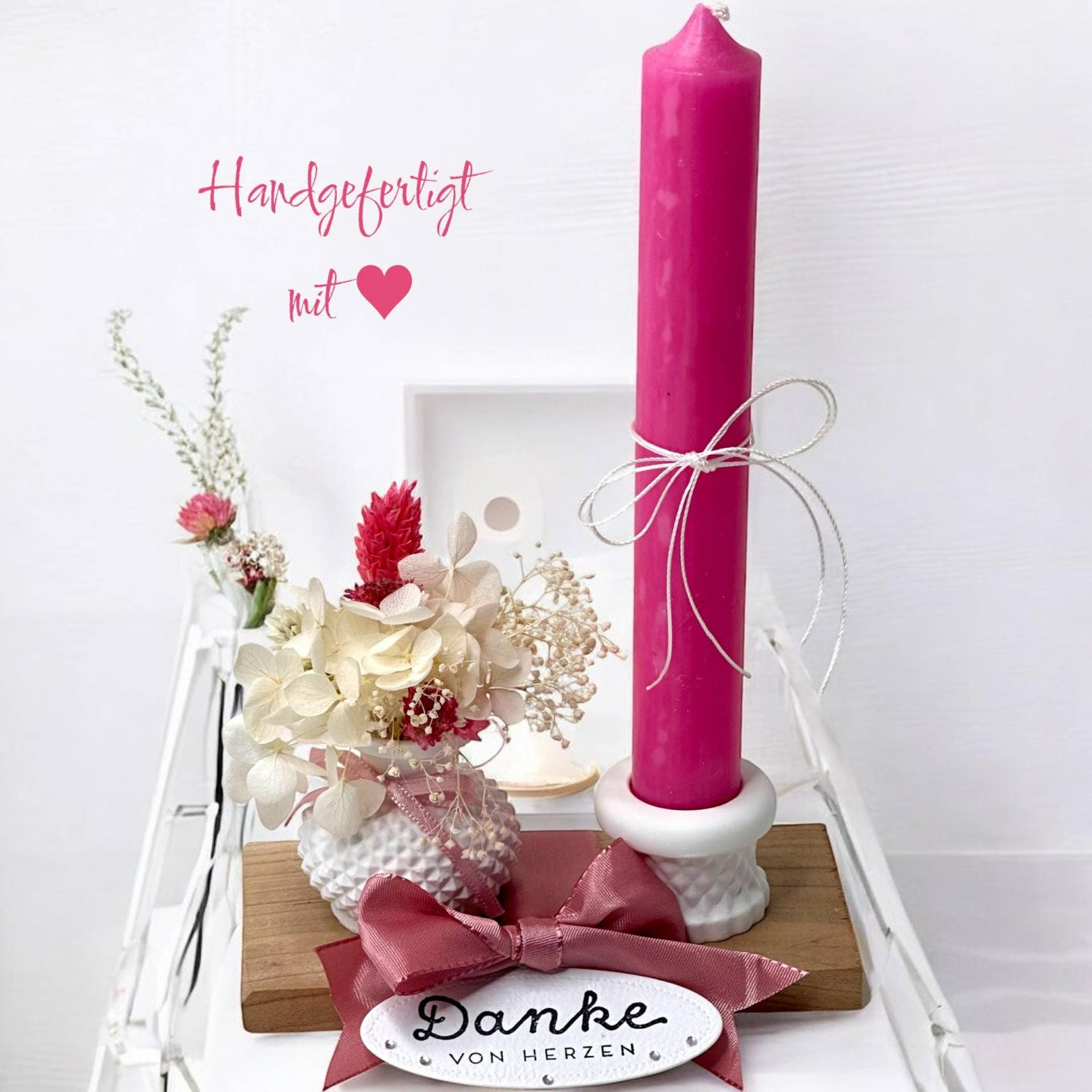 Handgemachtes Kerzen-Dekoset Mit Trockenblumen, Xyrarock-Vase, „Danke Von Herzen"-Etikett & Pinker Stabkerze - 21 cm Hoch Handgemachtes Kerzen-Dekoset Mit Trockenblumen, Xyrarock-Vase, „Danke Von Herzen"-Etikett & Pinker Stabkerze - 21 cm Hoch von Etsy - KathisPapierkunst