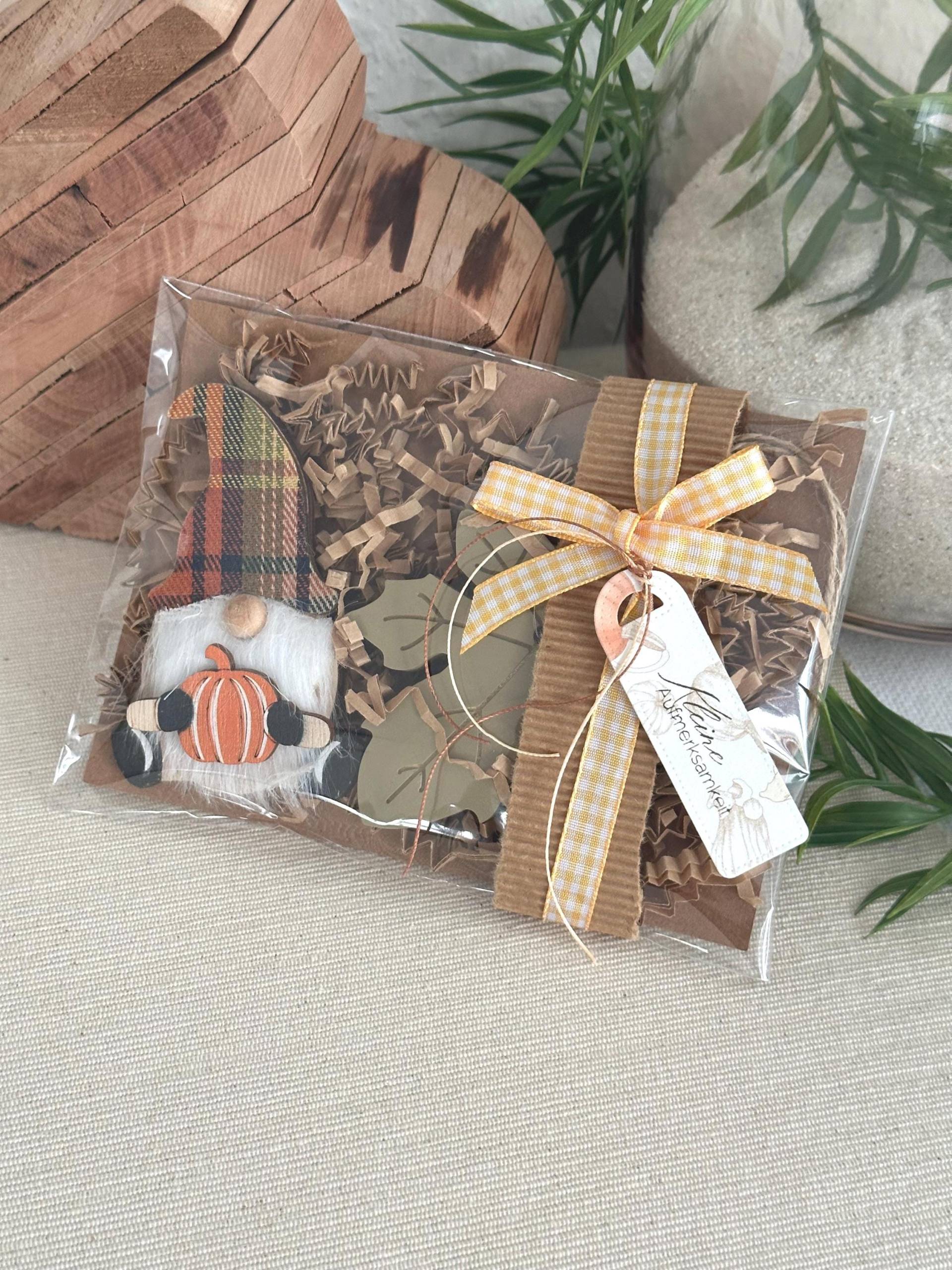 Herbst Wichtel Geschenkset Mit Xyrarock Anhänger Kürbis Oder Blatt | Handmade Deko Geschenk - Kathispapierkunst Herbst Wichtel Geschenkset Mit Xyrarock Anhänger Kürbis Oder Blatt | Handmade Deko Geschenk - Kathispapierkunst von Etsy - KathisPapierkunst