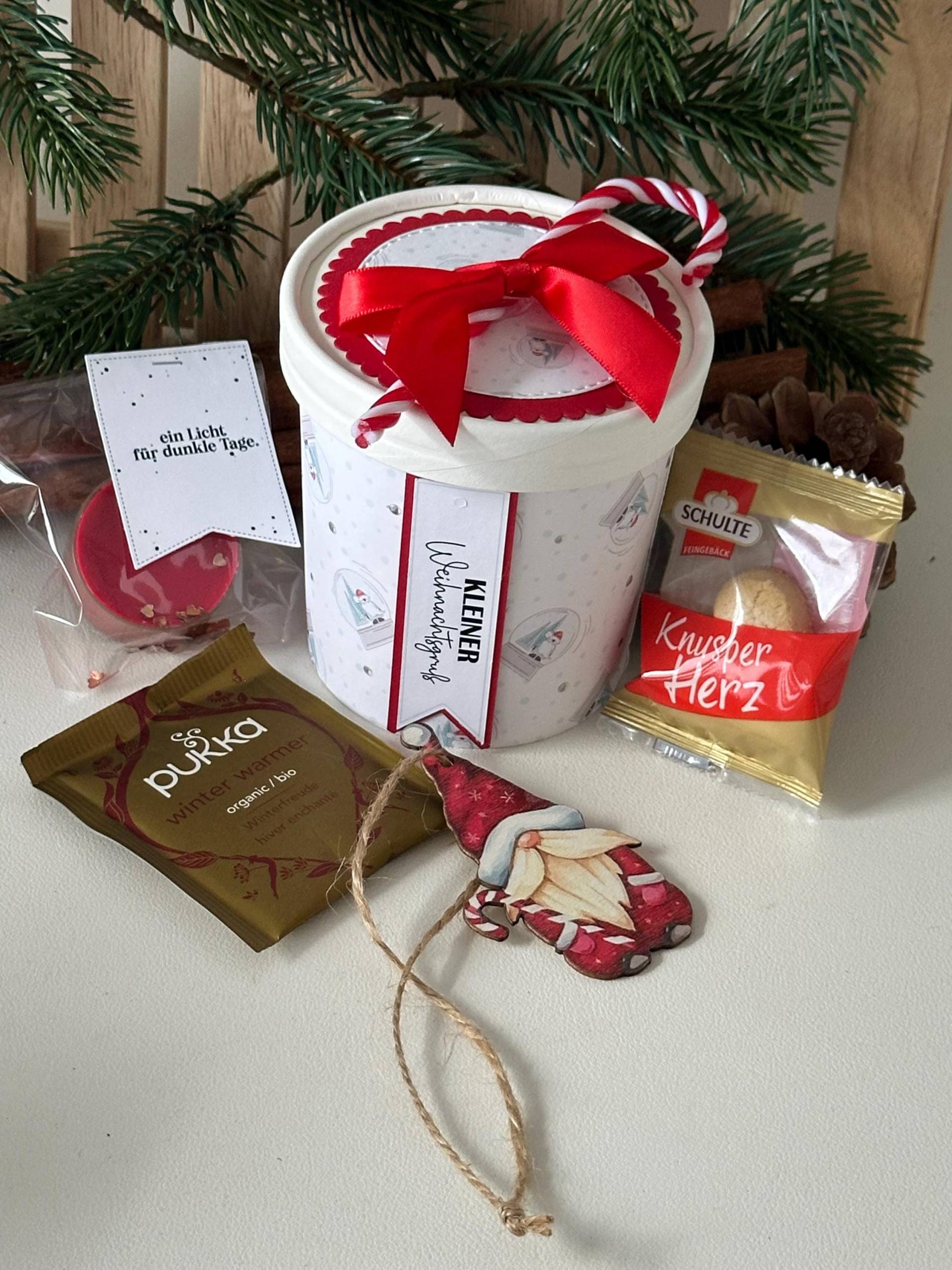 Kleiner Weihnachtsgruß Im Becher - Geschenkset Mit Pukka Tee Winter Warmer, Holz-Wichtelanhänger, Teelicht & Herz-Keks von Etsy - KathisPapierkunst