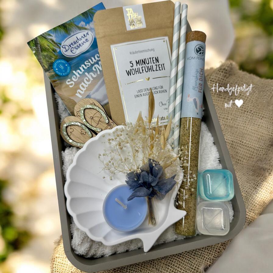 Maritimes Geschenkset - Sommerbox Mit Kerze, Tee, Deko & Badesalz | Handgemacht Unikat Selfcare-Geschenk Mitbringsel Maritimes Geschenkset - Sommerbox Mit Kerze, Tee, Deko & Badesalz | Handgemacht Unikat Selfcare-Geschenk Mitbringsel von Etsy - KathisPapierkunst