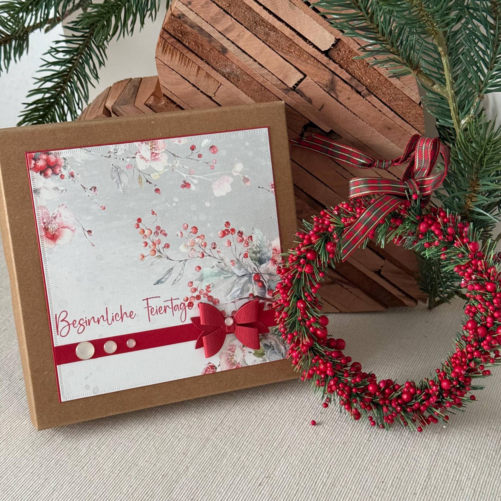 Weihnachts-Geschenkbox Mit Kranz 13 cm & Spruchkarte - Handgemacht, Festlich Verziert, Liebevolles Designpapier Weihnachts-Geschenkbox Mit Kranz 13 cm & Spruchkarte - Handgemacht, Festlich Verziert, Liebevolles Designpapier von Etsy - KathisPapierkunst