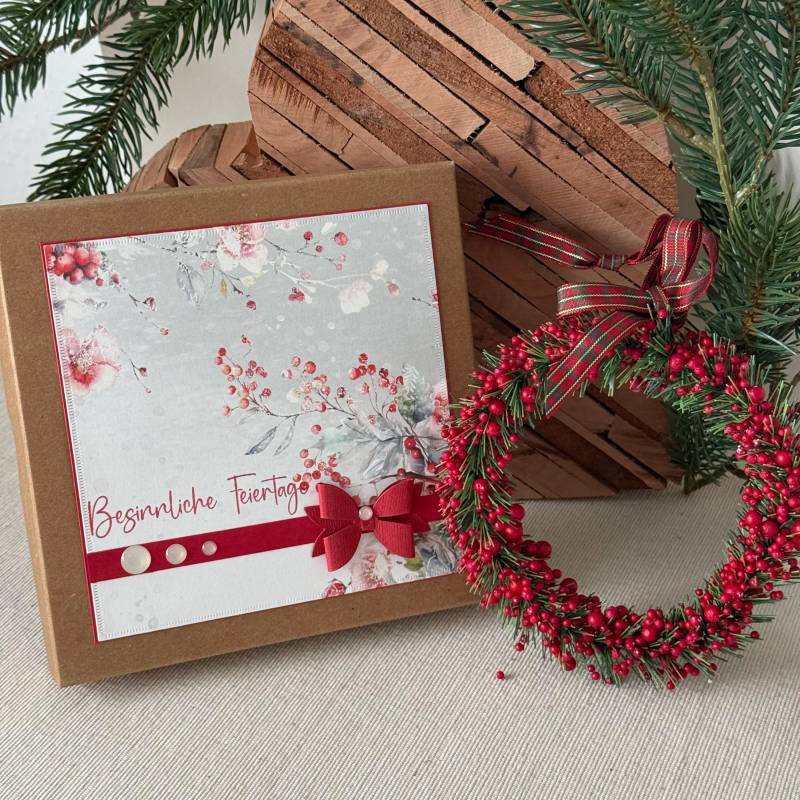 Weihnachts-Geschenkbox Mit Kranz 13 cm & Spruchkarte - Handgemacht, Festlich Verziert, Liebevolles Designpapier Weihnachts-Geschenkbox Mit Kranz 13 cm & Spruchkarte - Handgemacht, Festlich Verziert, Liebevolles Designpapier von Etsy - KathisPapierkunst