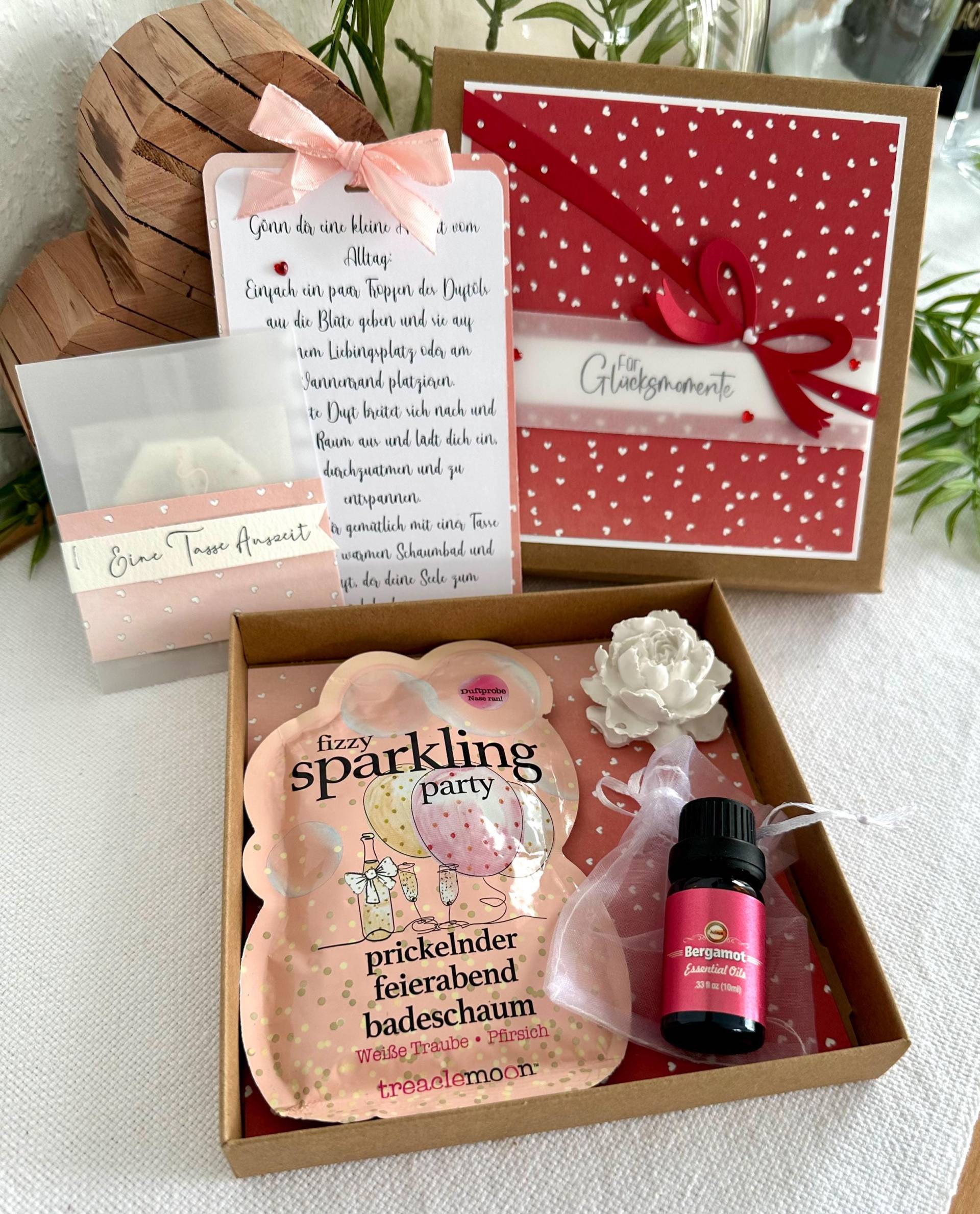 Wellness Geschenkbox Mit Duftöl, Tee, Blüte & Karte - Geschenk Für Auszeit, Glücksmomente, Entspannung Handmade By Kathispapierkunst Wellness Geschenkbox Mit Duftöl, Tee, Blüte & Karte - Geschenk Für Auszeit, Glücksmomente, Entspannung Handmade By Kathispapierkunst von Etsy - KathisPapierkunst