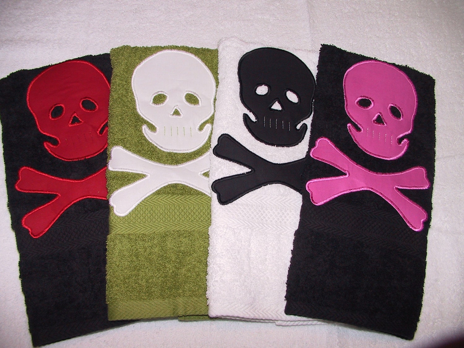 Totenkopf Badetuch/Buntes Und Weiches Handtuch Handgenäht Tolle Geschenkidee von Etsy - KathySteigDecor