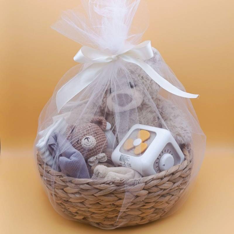 Baby-Geschenkkorb 3-6 Monate - Baby Essentials & Spielzeug | Teddybär, Busy Cube 6In1, Nagelfeile, Bodys, Socken von Etsy - KatisCuddleNest