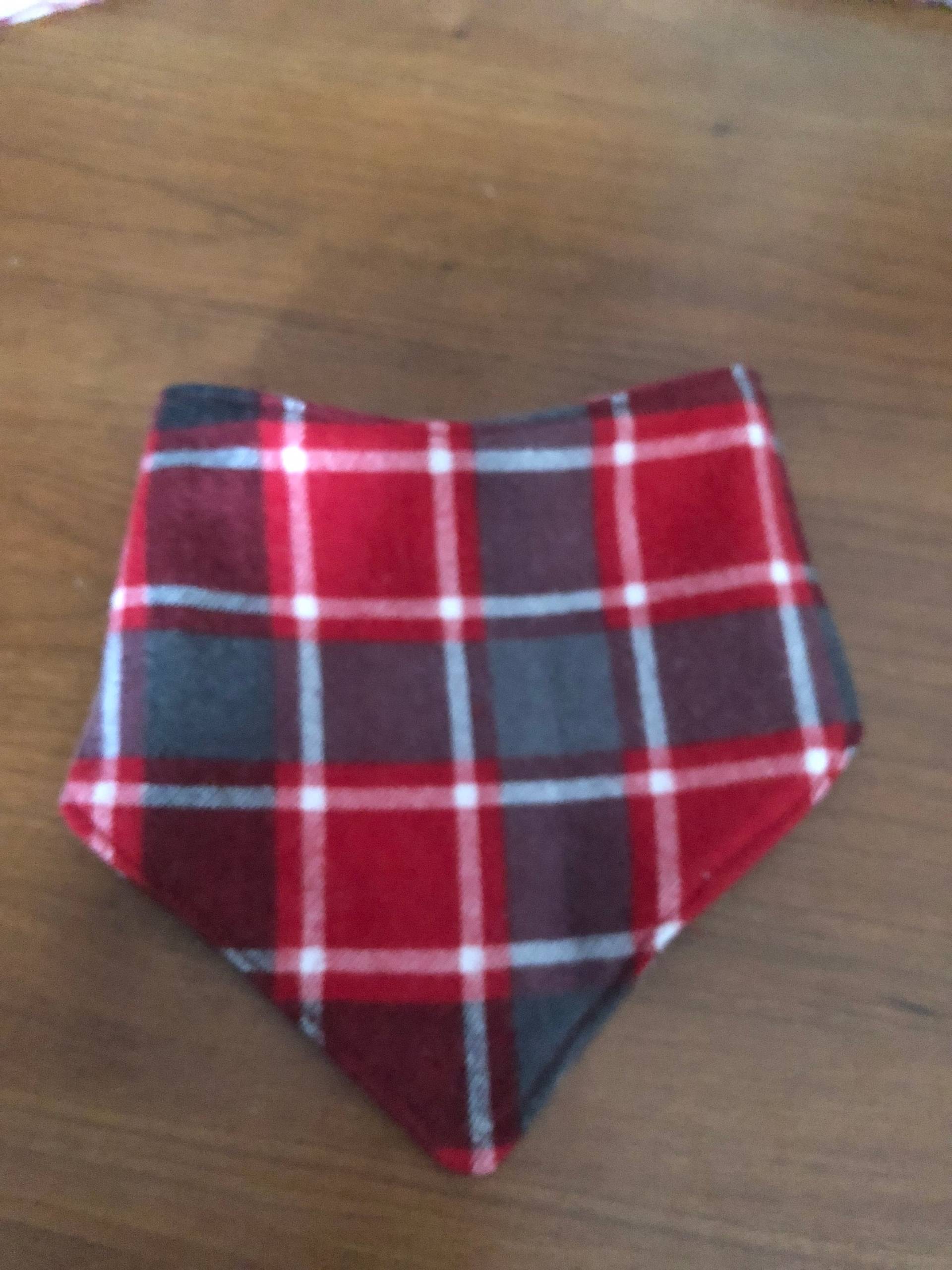 Kariertes Halstuch Baby Lätzchen von Etsy - KayBellDesigns
