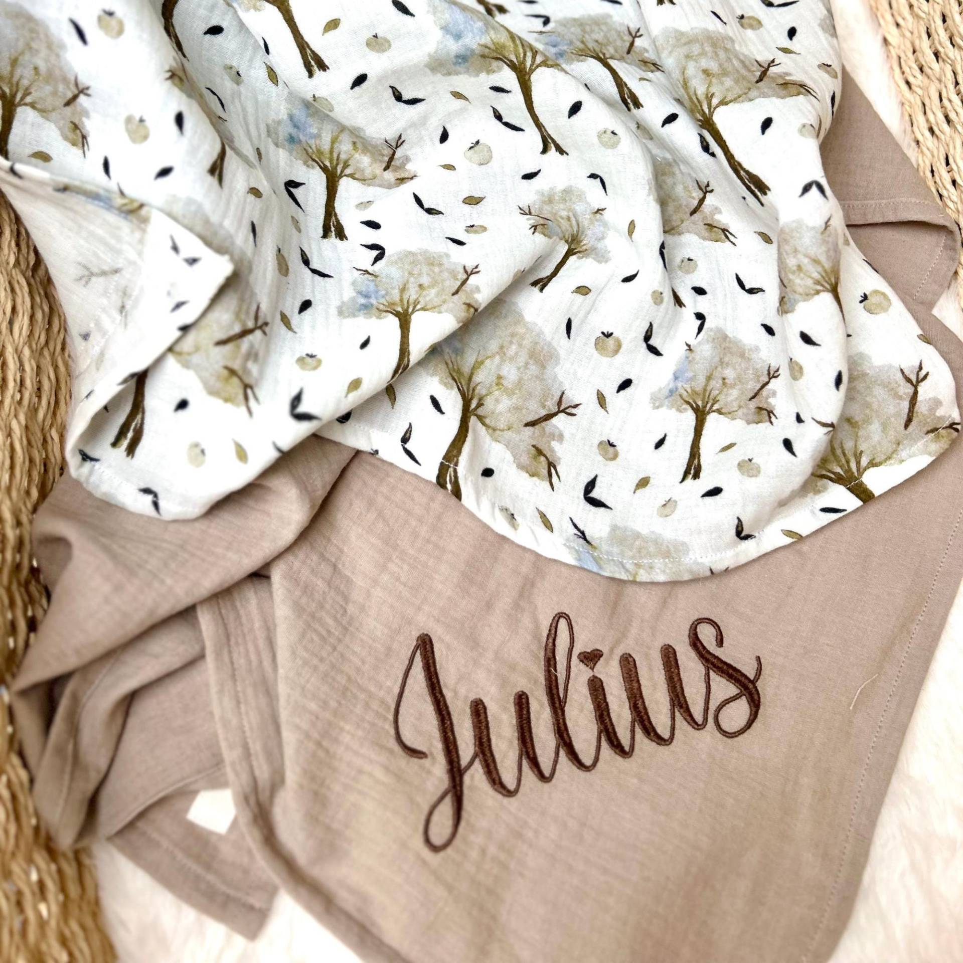 2Er Set Musselintuch Baby - Geschenkset Zur Geburt Spucktuch Personalisiert Mulltuch Bäume Blätter Herbst Geschenk Babyparty 2Er Set Musselintuch Baby - Geschenkset Zur Geburt Spucktuch Personalisiert Mulltuch Bäume Blätter Herbst Geschenk Babyparty von Etsy - Kejki