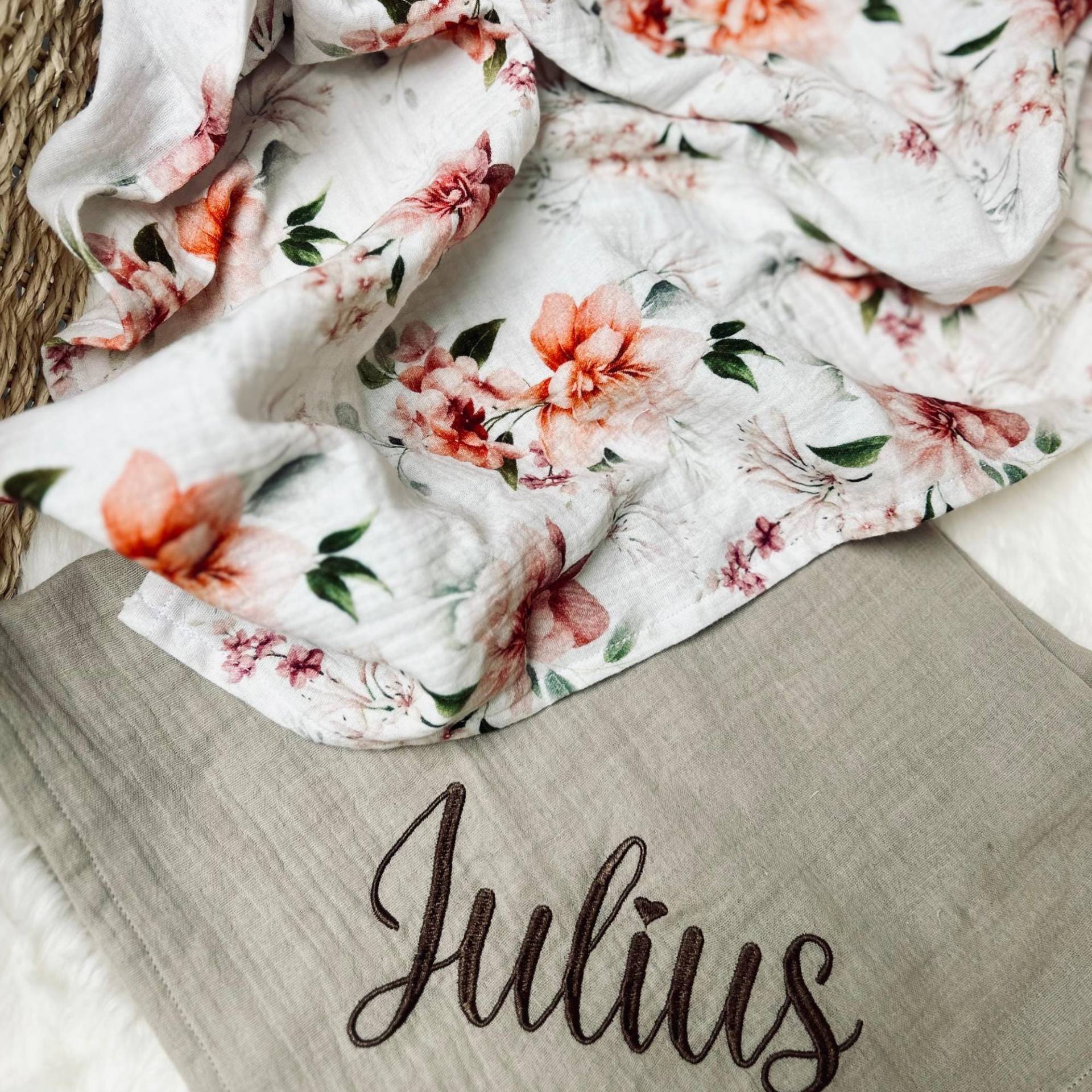 2Er Set Musselintuch Baby - Geschenkset Zur Geburt Spucktuch Personalisiert Mulltuch Blumen Rosen Vintage 2Er Set Musselintuch Baby - Geschenkset Zur Geburt Spucktuch Personalisiert Mulltuch Blumen Rosen Vintage von Etsy - Kejki