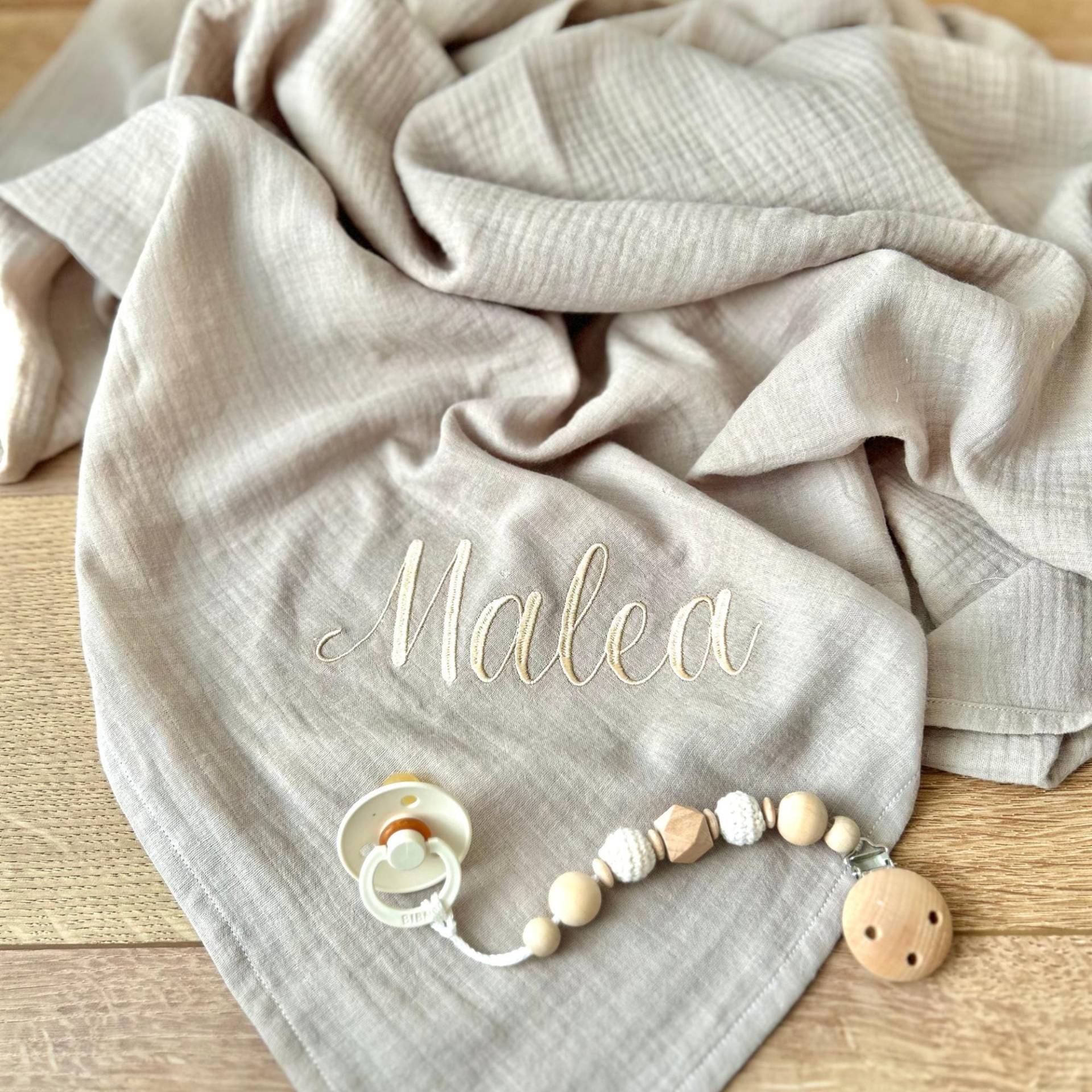 Baby Musselintuch Personalisiert - Farben Wählbar, Bestickt Mit Name Mulltuch, Spucktuch, Decke Geschenk Zur Geburt & Taufe Baby Musselintuch Personalisiert - Farben Wählbar, Bestickt Mit Name Mulltuch, Spucktuch, Decke Geschenk Zur Geburt & Taufe von Etsy - Kejki