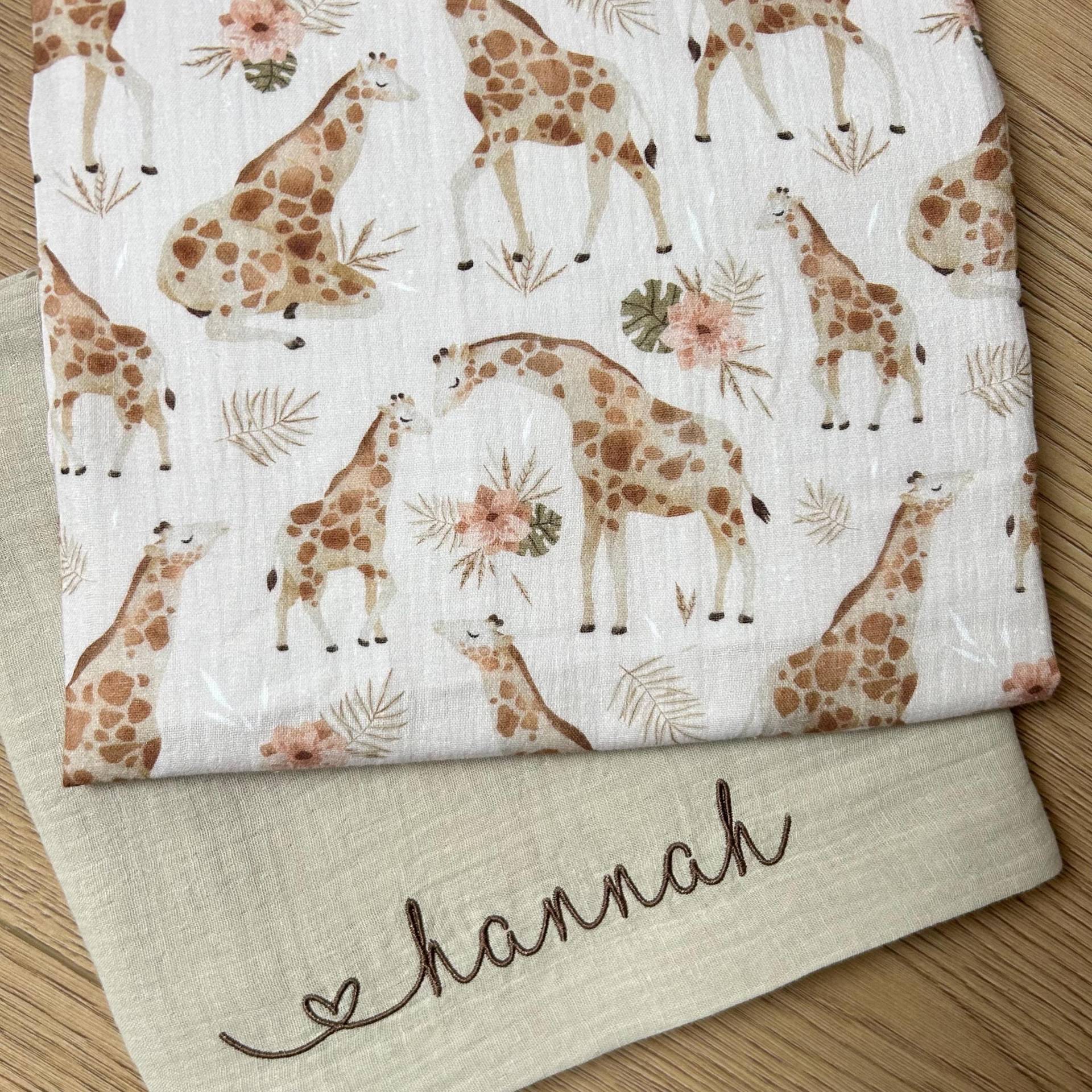 Musselintuch Set Baby Giraffen | Personalisiert Mit Namen 2Er Spucktücher Aus Musselin Geschenk Zur Geburt Oder Babyparty von Etsy - Kejki