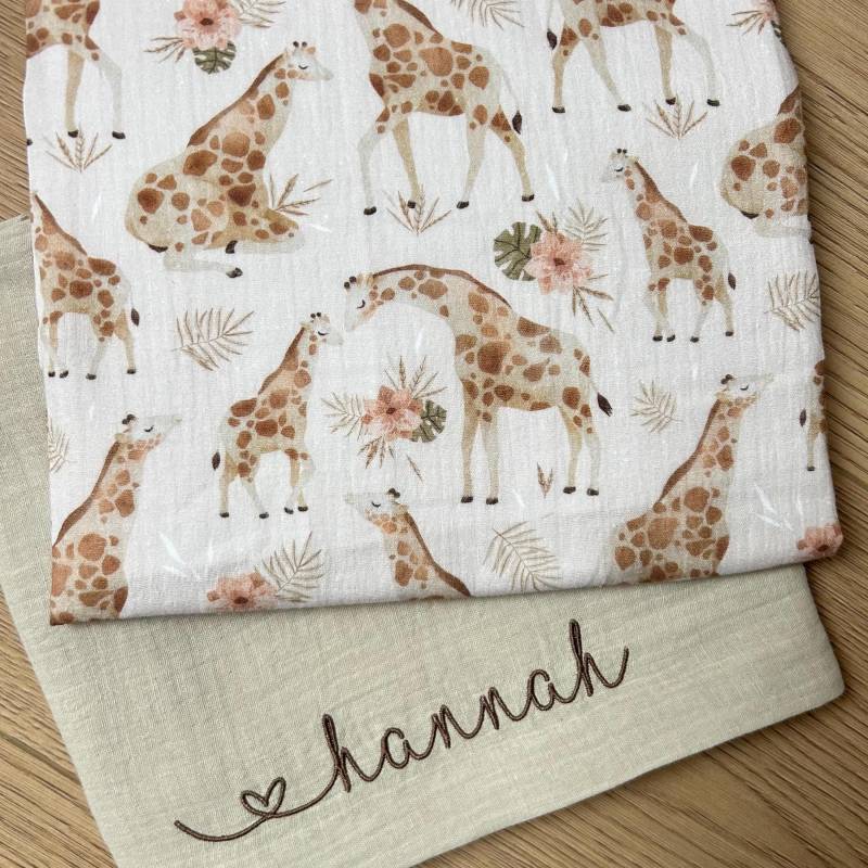 Musselintuch Set Baby Giraffen | Personalisiert Mit Namen 2Er Spucktücher Aus Musselin Geschenk Zur Geburt Oder Babyparty von Etsy - Kejki