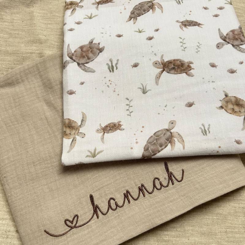 Musselintuch Set Baby Schildkröten | Personalisiert Mit Namen 2Er Spucktücher Aus Musselin Geschenk Zur Geburt Oder Babyparty von Etsy - Kejki
