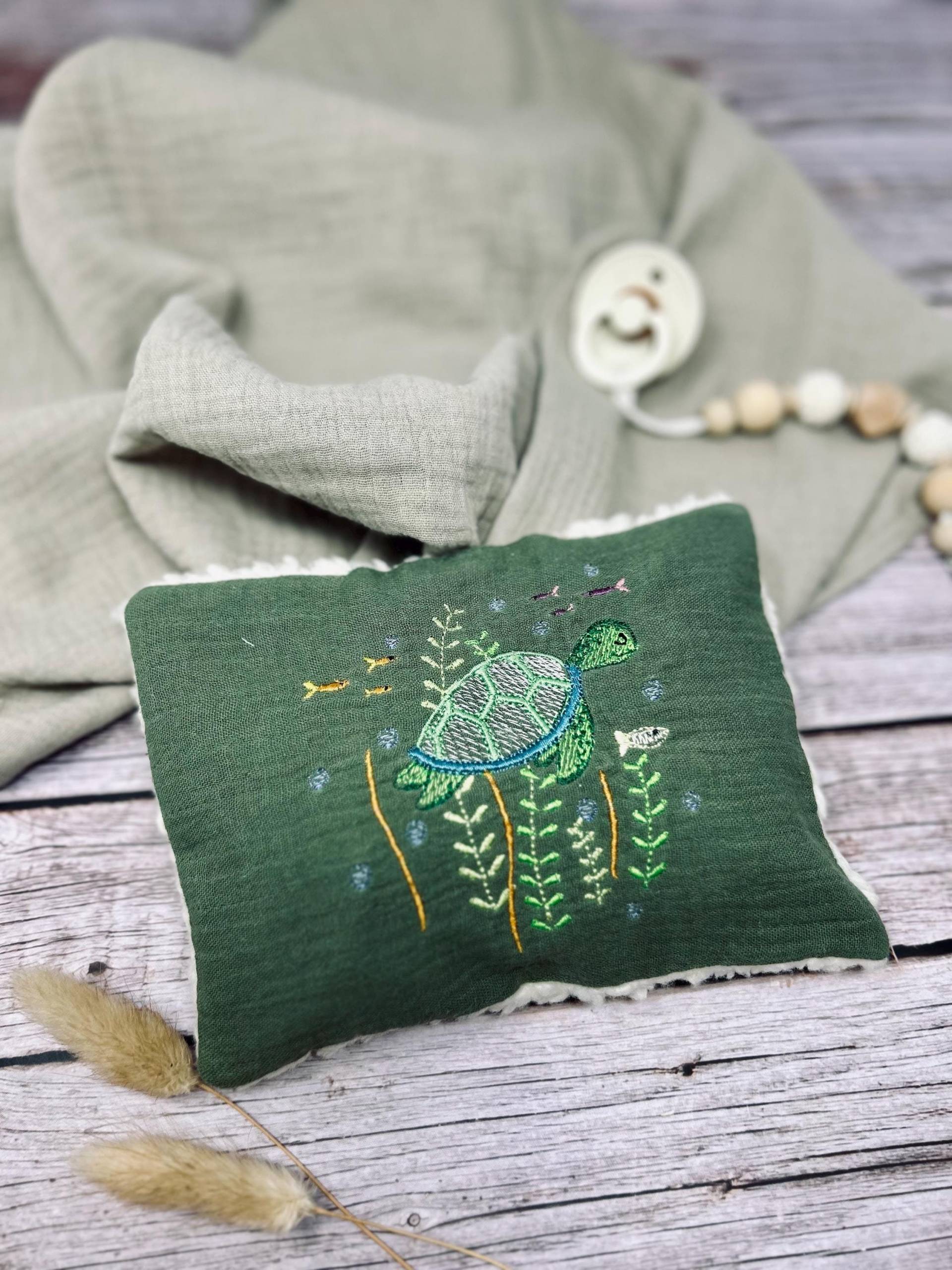 Wärmekissen Baby Mit Schildkröte Bestickt- Körnerkissen - Geschenk Zur Geburt Traubenkernkissen Meerestiere Unterwasserwelt Wärmekissen Baby Mit Schildkröte Bestickt- Körnerkissen - Geschenk Zur Geburt Traubenkernkissen Meerestiere Unterwasserwelt von Etsy - Kejki