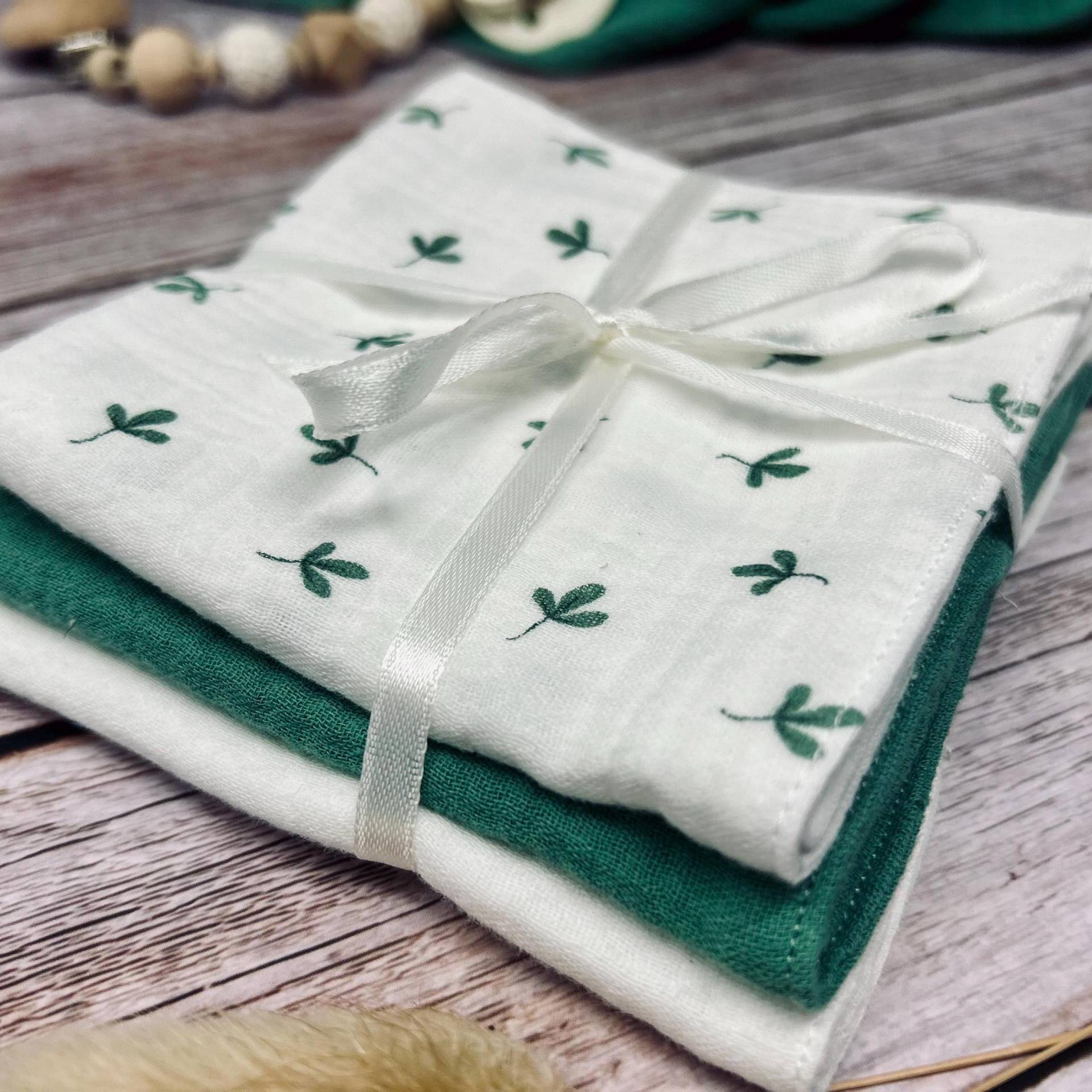 Waschlappen Musselintuch Baby - Geschenk Zur Geburt Lätzchen Musselin- Mulltuch Blätter Grün Waschlappen Musselintuch Baby - Geschenk Zur Geburt Lätzchen Musselin- Mulltuch Blätter Grün von Etsy - Kejki