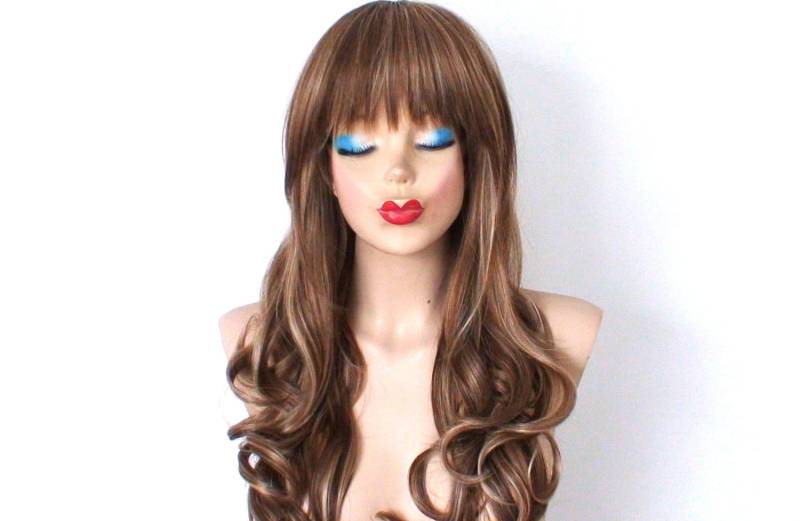 Aschblonde Gelockte Perücke Mit Pony - 26 "Hitzebeständige Perücke." von Etsy - KekeWigs