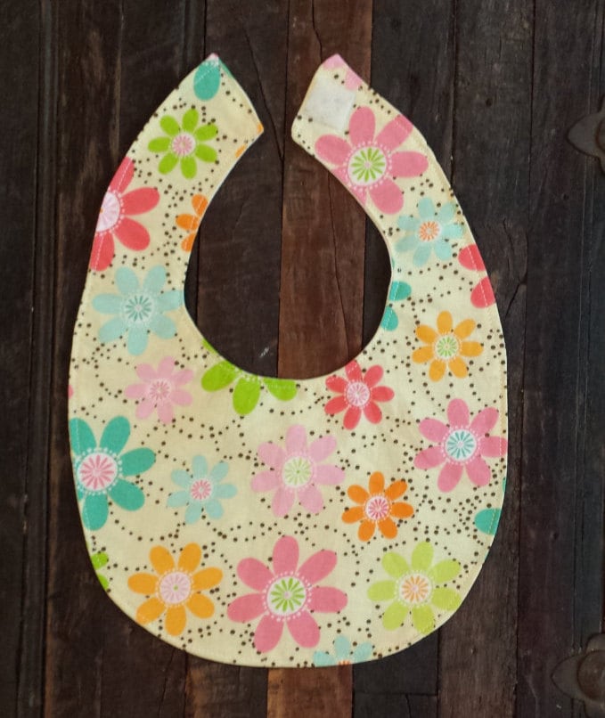 Helle Blumen Auf Hellgelbem Selbstgemachtem Lätzchen Helle Blumen Auf Hellgelbem Selbstgemachtem Lätzchen von Etsy - KellyCrafts82