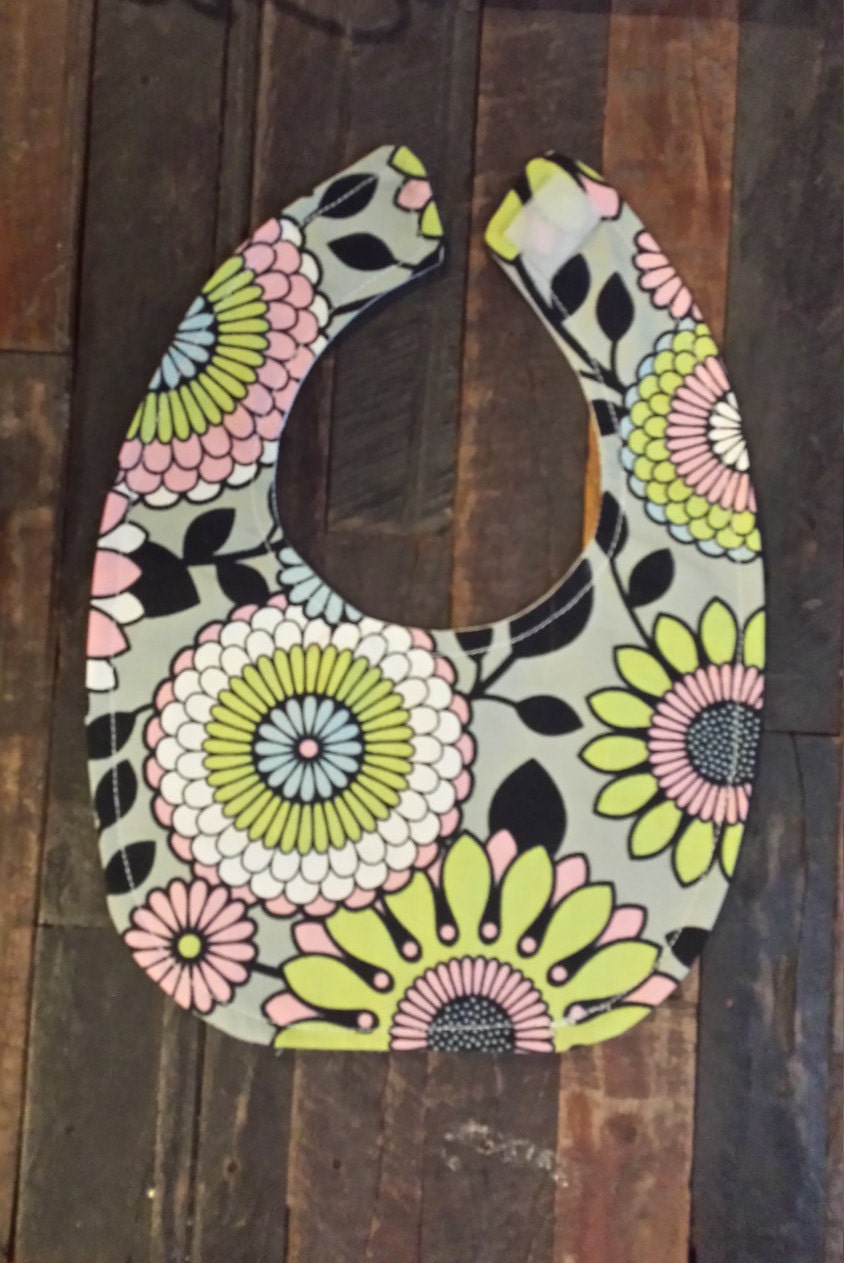 Mutige Blumen Auf Grauem Selbstgemachten Lätzchen Mutige Blumen Auf Grauem Selbstgemachten Lätzchen von Etsy - KellyCrafts82