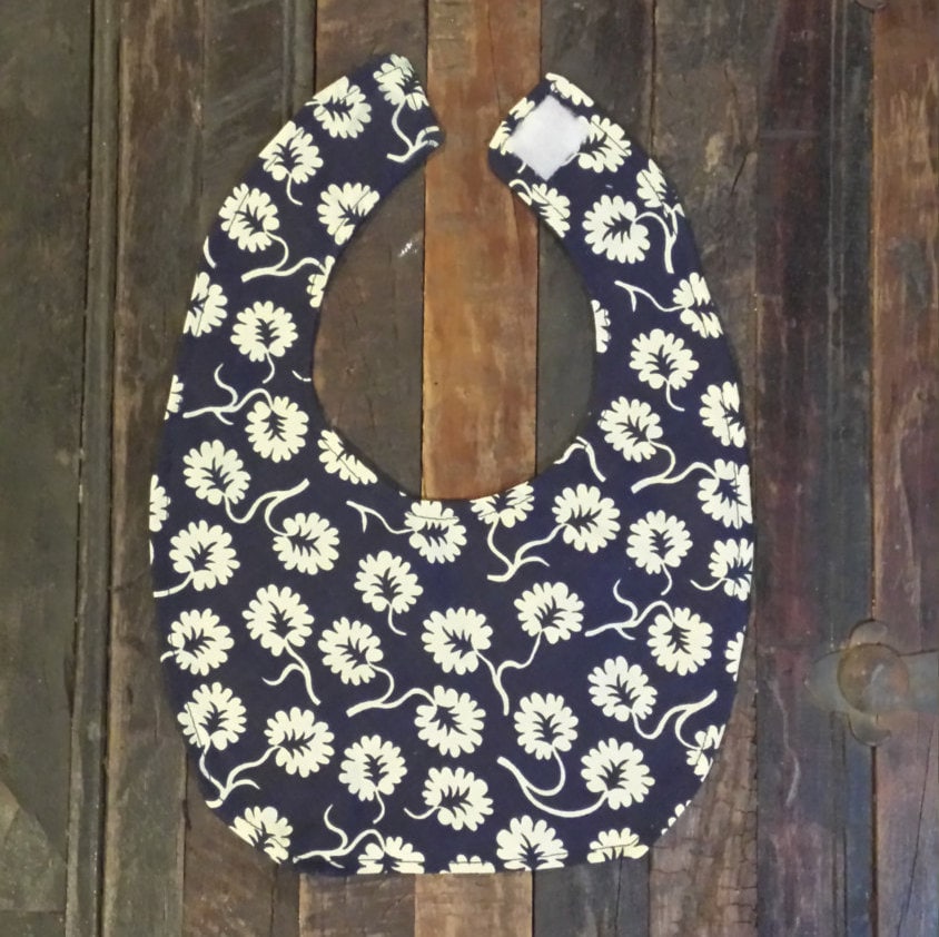Navy Blau Und Weiß Blumen Lätzchen-Homemade Navy Blau Und Weiß Blumen Lätzchen-Homemade von Etsy - KellyCrafts82