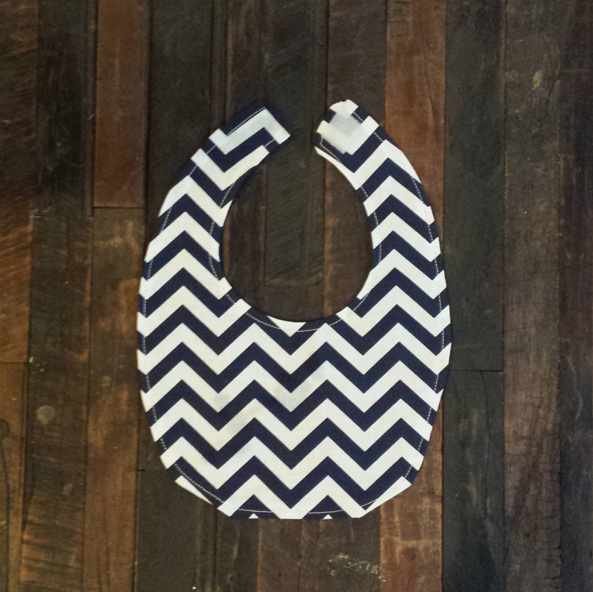 Navy Blau Und Weiß Chevron Lätzchen Navy Blau Und Weiß Chevron Lätzchen von Etsy - KellyCrafts82
