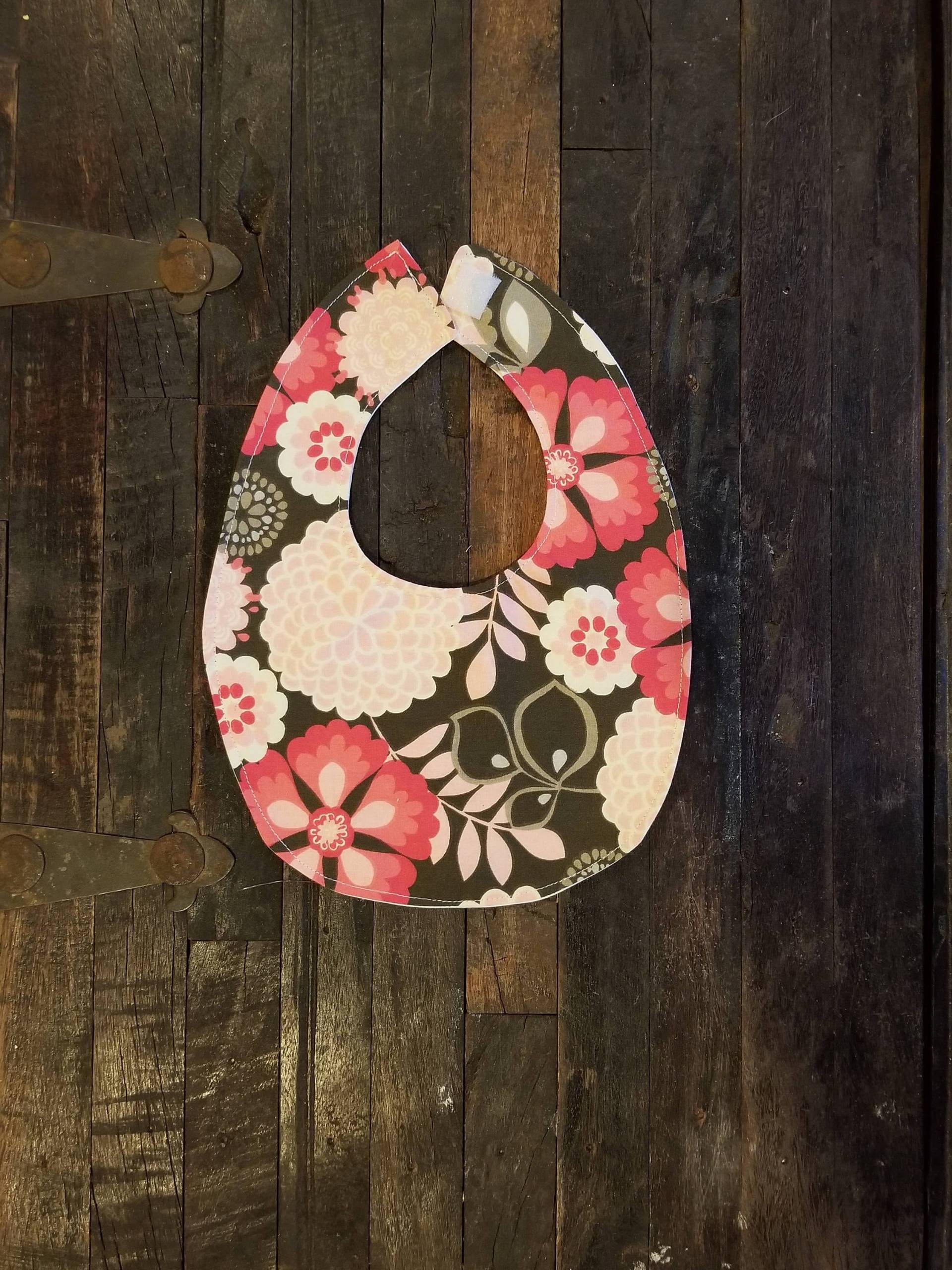 Rosa Blumen Auf Braun Handgemacht Lätzchen Rosa Blumen Auf Braun Handgemacht Lätzchen von Etsy - KellyCrafts82
