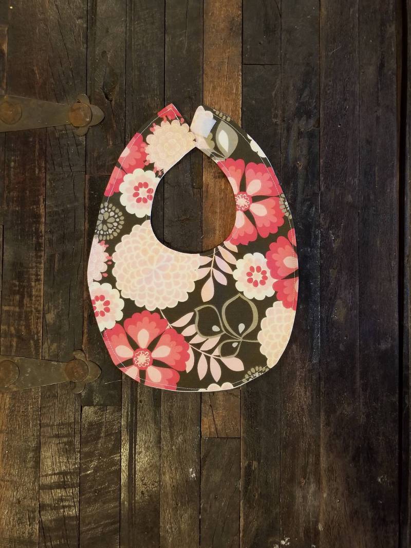 Rosa Blumen Auf Braun Handgemacht Lätzchen Rosa Blumen Auf Braun Handgemacht Lätzchen von Etsy - KellyCrafts82