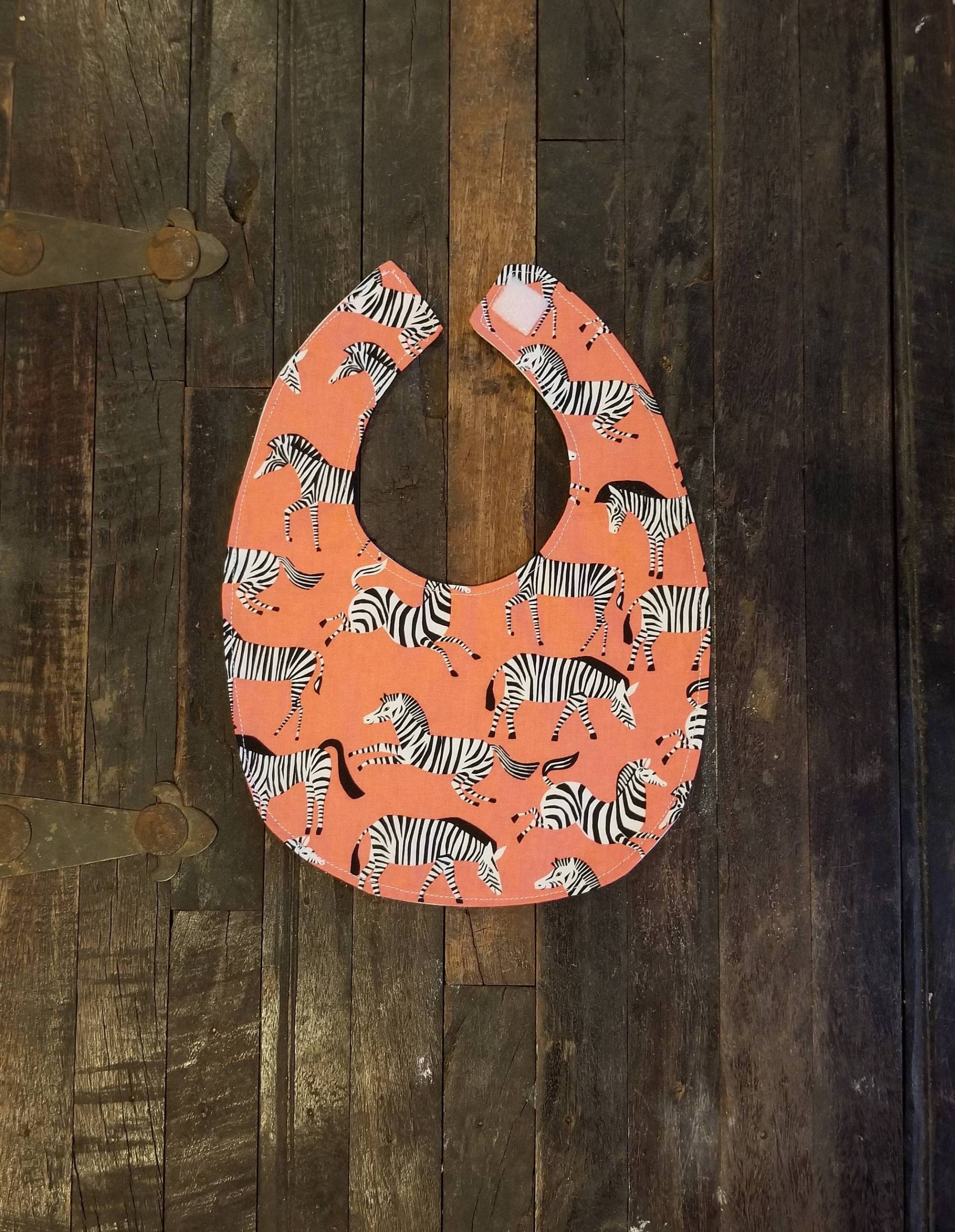 Zebra-Lätzchen/Zebras Auf Pfirsich-Selbstgemachtem Lätzchen Zebra-Lätzchen/Zebras Auf Pfirsich-Selbstgemachtem Lätzchen von Etsy - KellyCrafts82