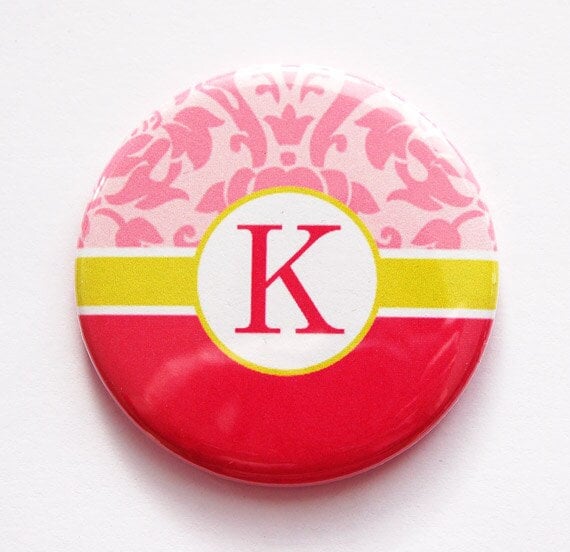 Monogramm Taschenspiegel, Benutzerdefinierte Monogramm, Spiegel, Geldbörsenspiegel, Brautpartybevorzugung, Brautjungferngeschenk, Hot Pink | 3488 von Etsy - KellysMagnets